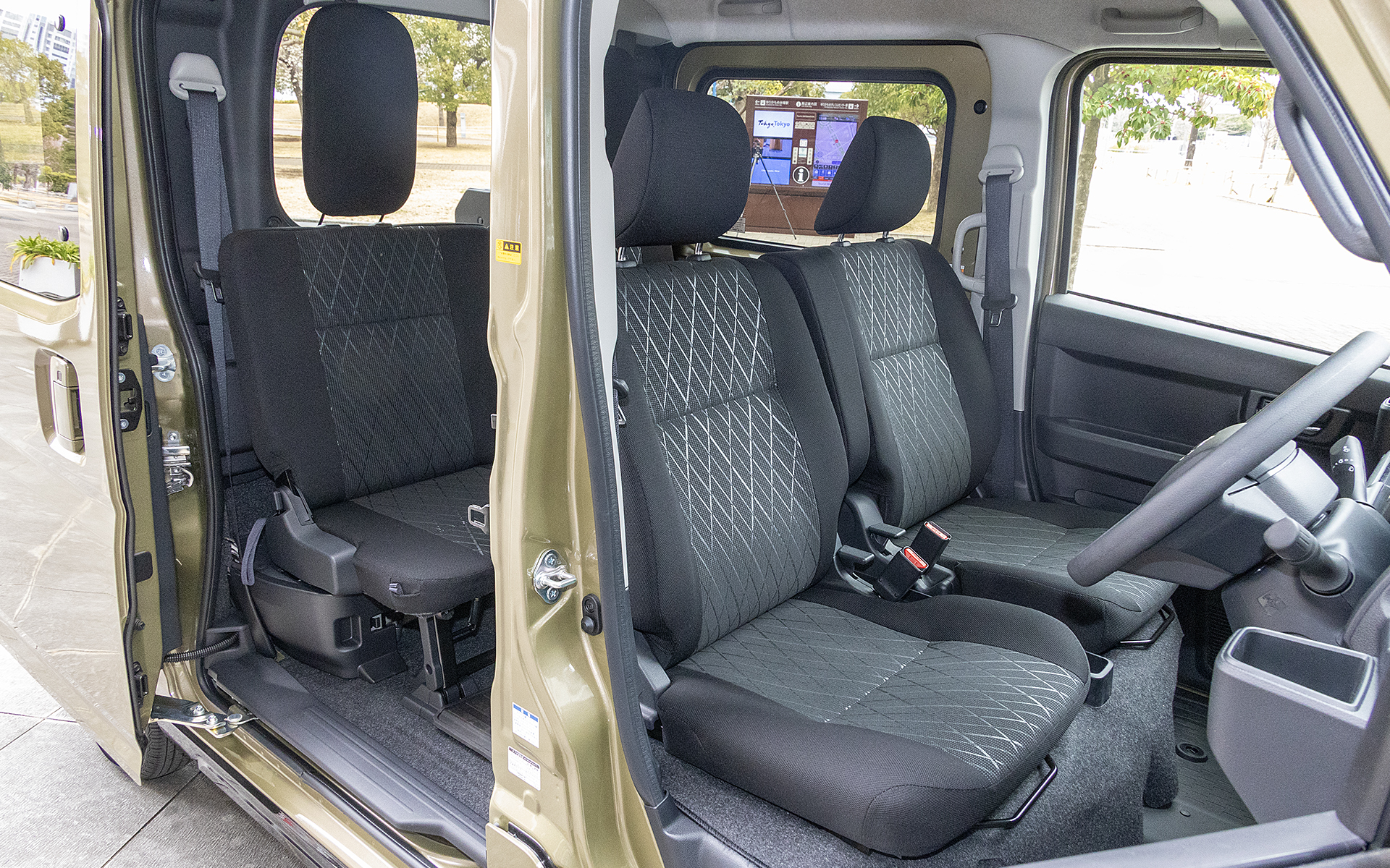 運転席、助手席シートも通常のアトレーと同じタイプが装着される