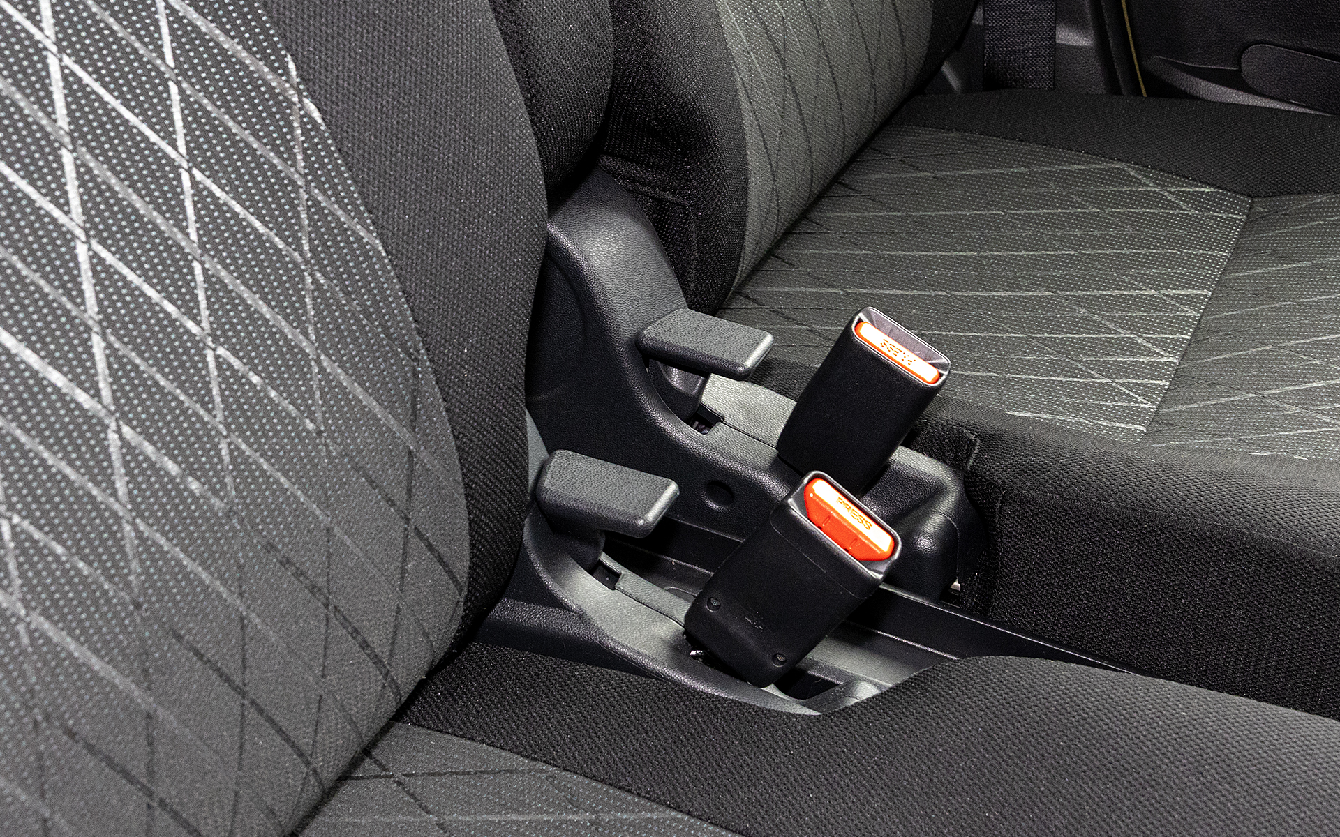 リクライニングのレバーは運転席、助手席の間にある。運転席から助手席の前倒しが容易にできるので、荷室に積んだものに運転席からアクセスしやすい