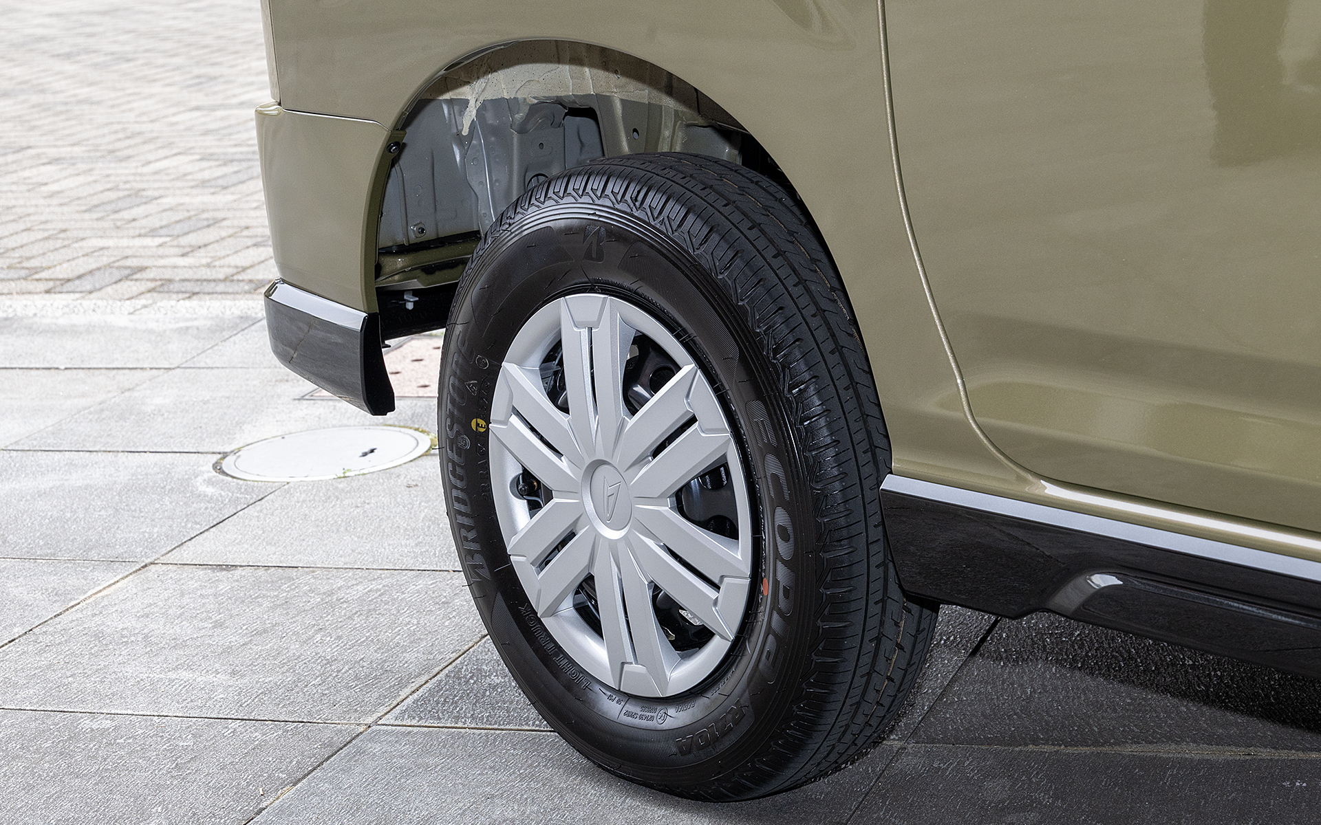 サスペンションセッティングは通常のアトレーと変わりはない。なお、デッキバンは乗車定員は4名なので最大積載量は250kg。ちなみにアトレーは2名乗車と4名乗車の両方で届出されているので2名乗車なら最大積載量が350kg。4名乗車の状態は250kgとなる