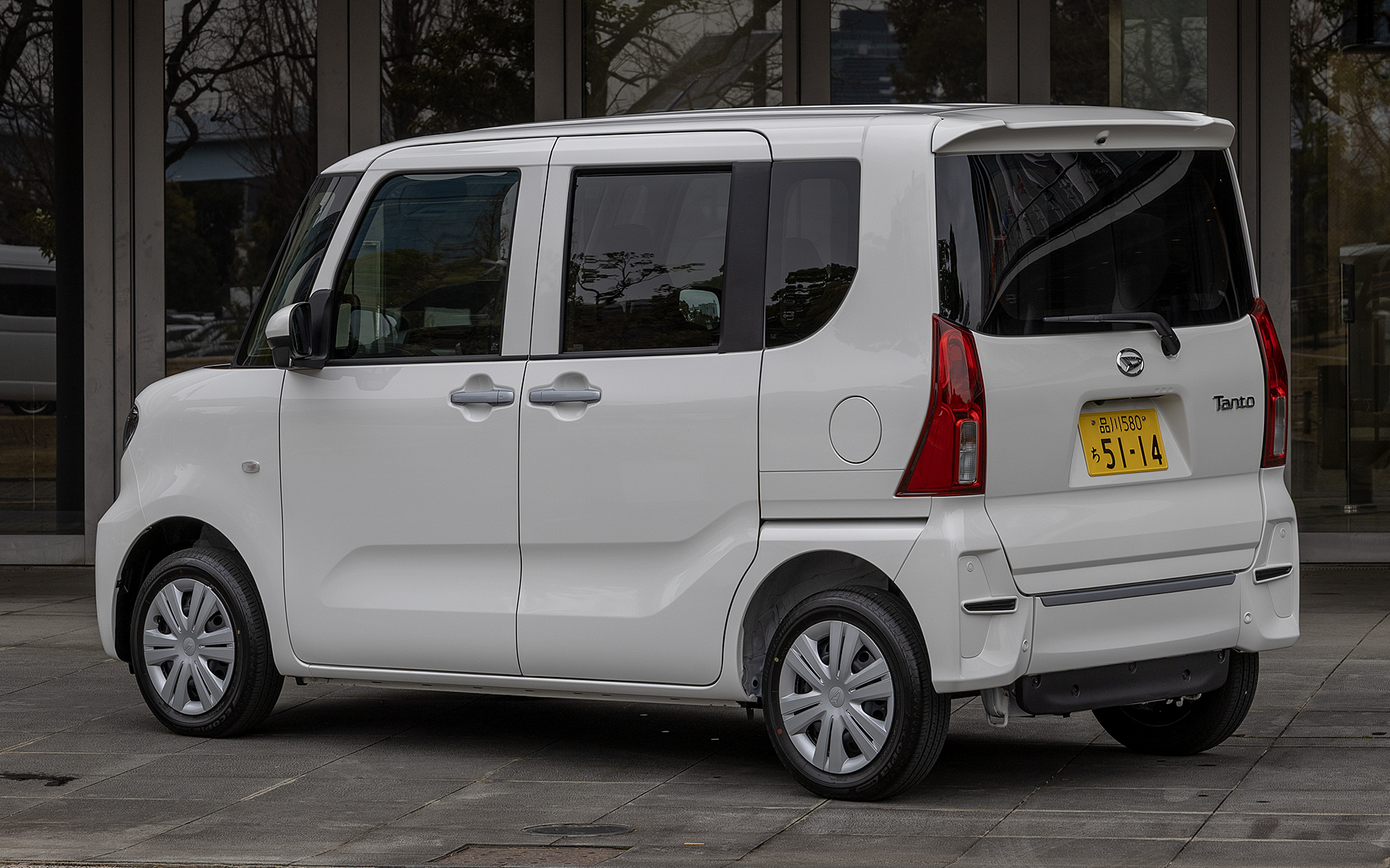 標準車のLと比べてリアバンパーの形状が違っている