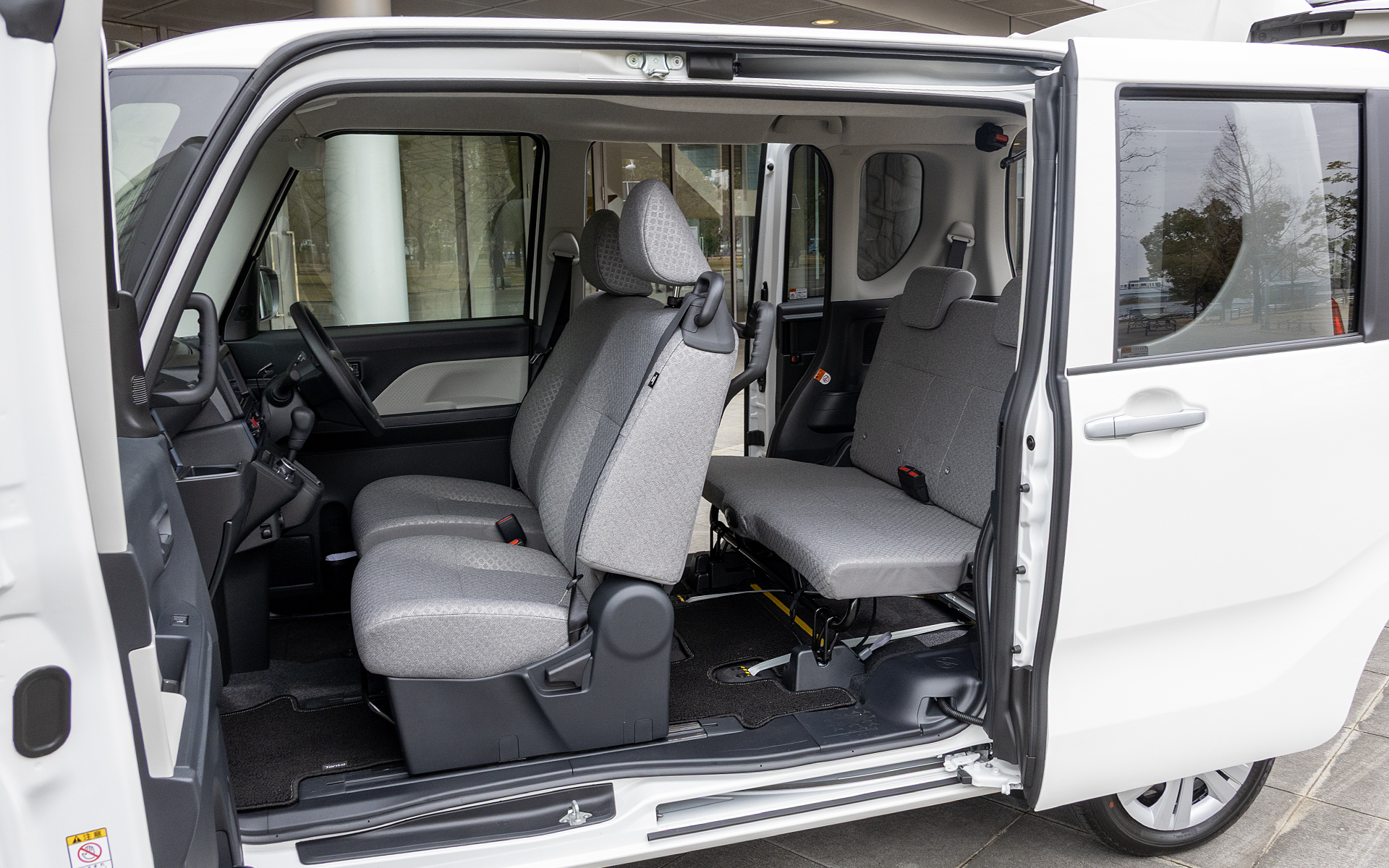 車いすでの利用がないときは4名乗車となる。スローパー独自の機能として、使用しないときはじゃまにならないよう収納できる