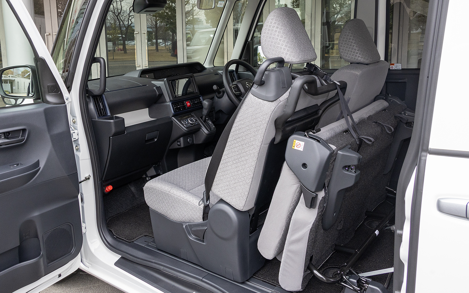 車いすを載せるときは2列目シートはこのように折りたたむ。なお、2列目シートは取り外しができるので外して車外へ降ろすということもできる