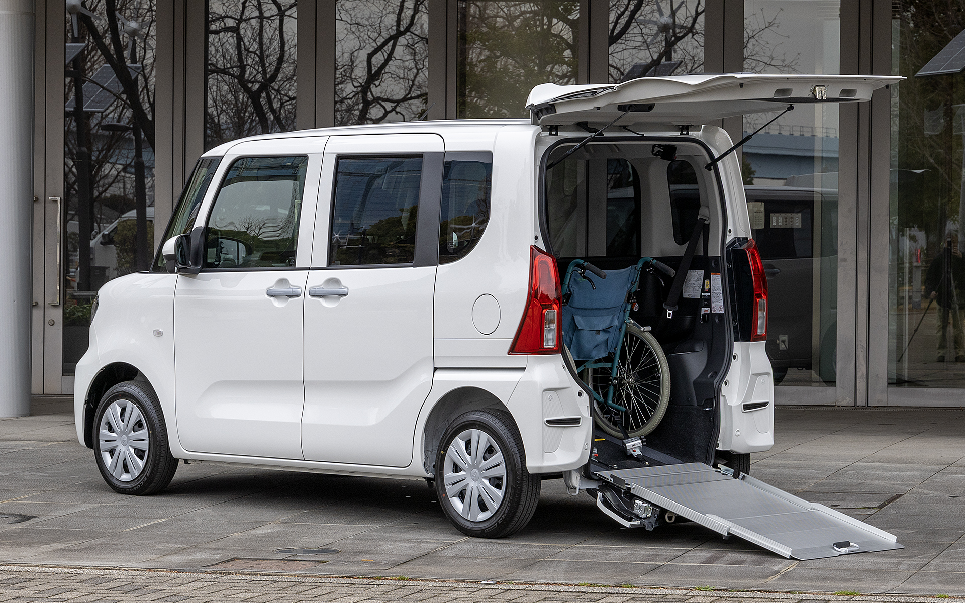 スロープの長さを抑えつつ角度が急にならないようにするため、ラゲッジのフロアを低くして、リアバンパーの中央部がスロープと一緒に開閉する機構になっている