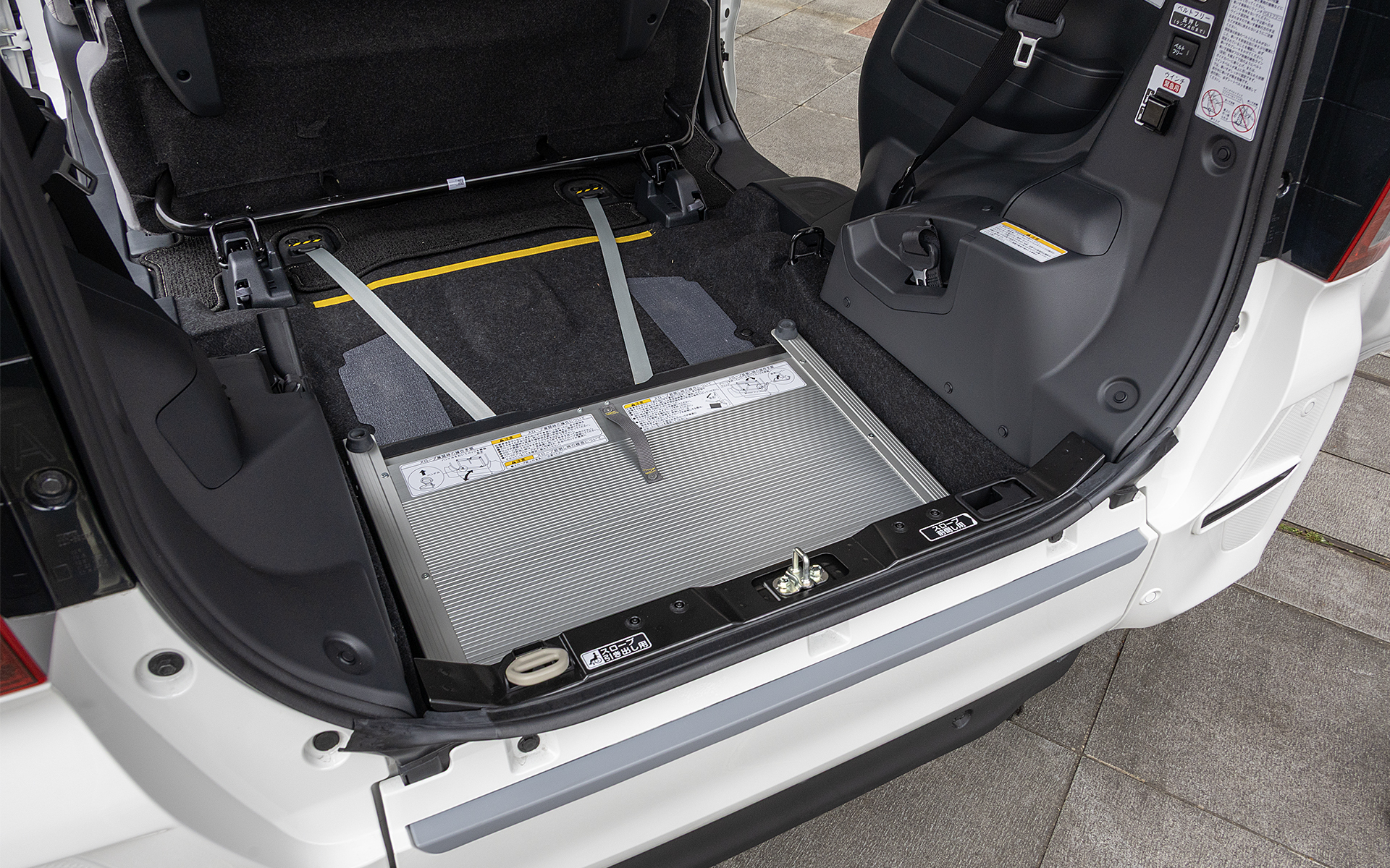 スロープを使用しないときはフロアに収納可能。スローパーはもともとラゲッジのフロアが低いのでスロープを収納しても標準車よりラゲッジは広い感じだ