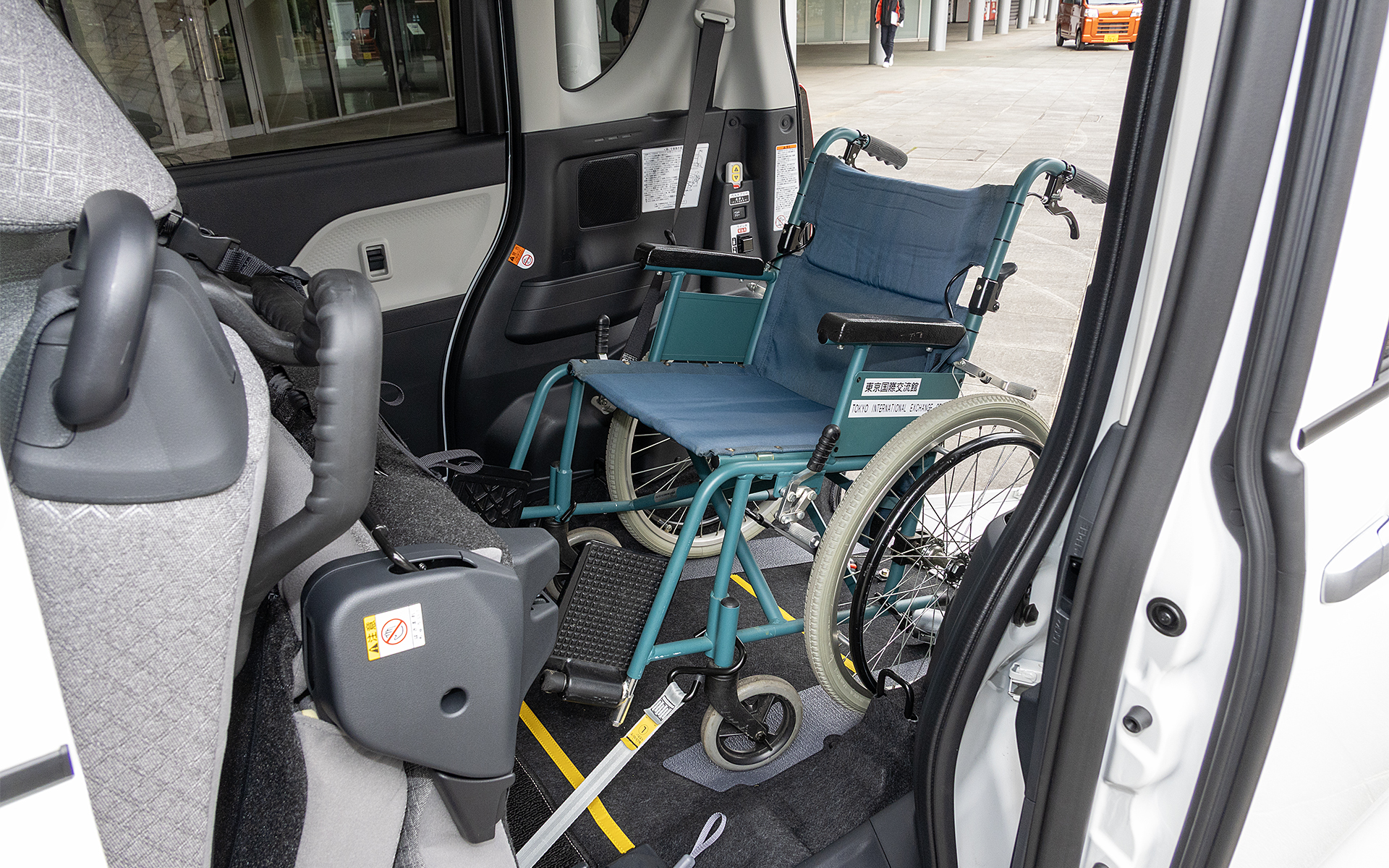 2列目シート下にウインチがある。使用するときはラゲッジ右後端にあるベルトフリーボタンを操作し、ロックを解除して引き出す。車いすのフレームにフックをかけたあと、コントローラーのボタン操作で巻き上げる