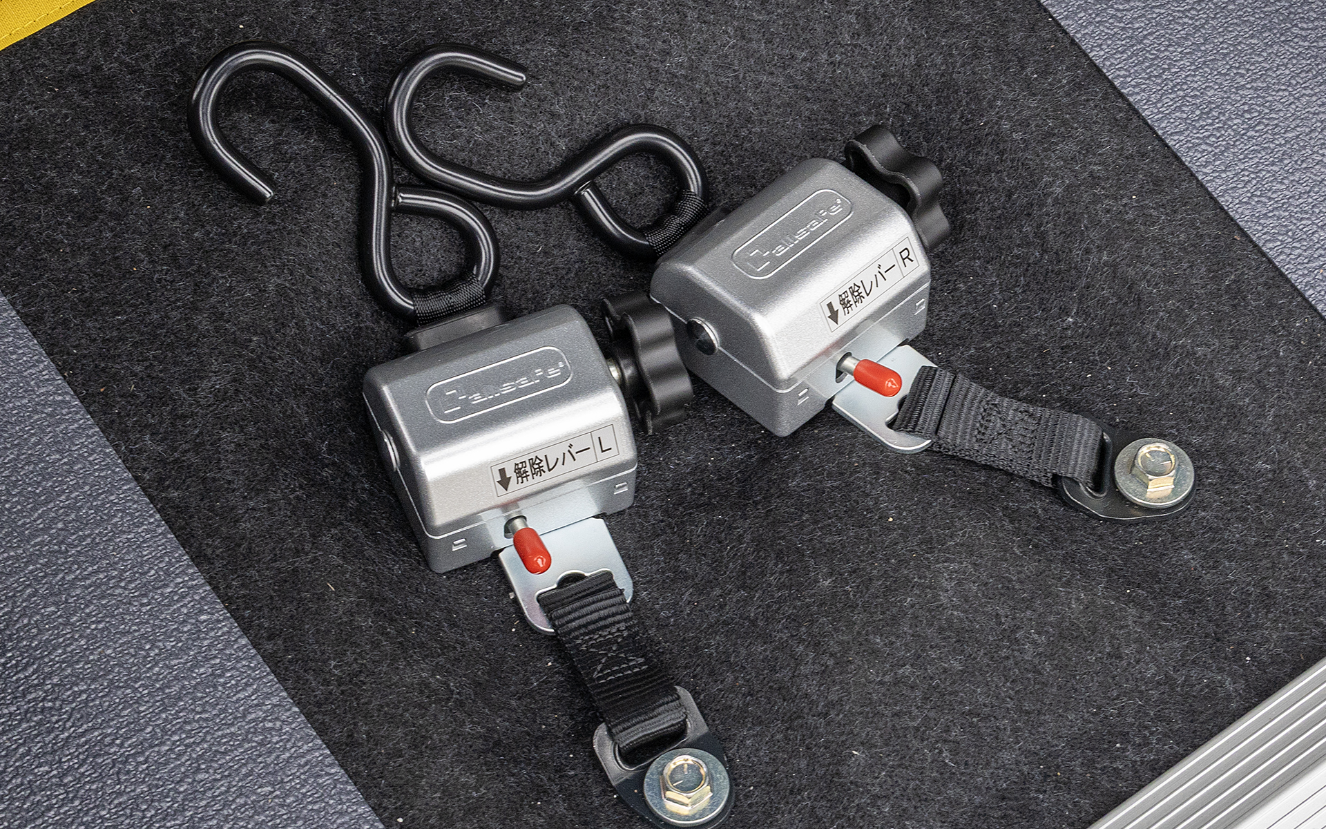 固定ベルトはロック解除＆ロックが簡単に操作できるリトラクタ式で、ここは他社にはない使いやすい機能とのこと。固定ベルトをかけたあとは再度ウインチを巻き上げてベルトのたるみを取る