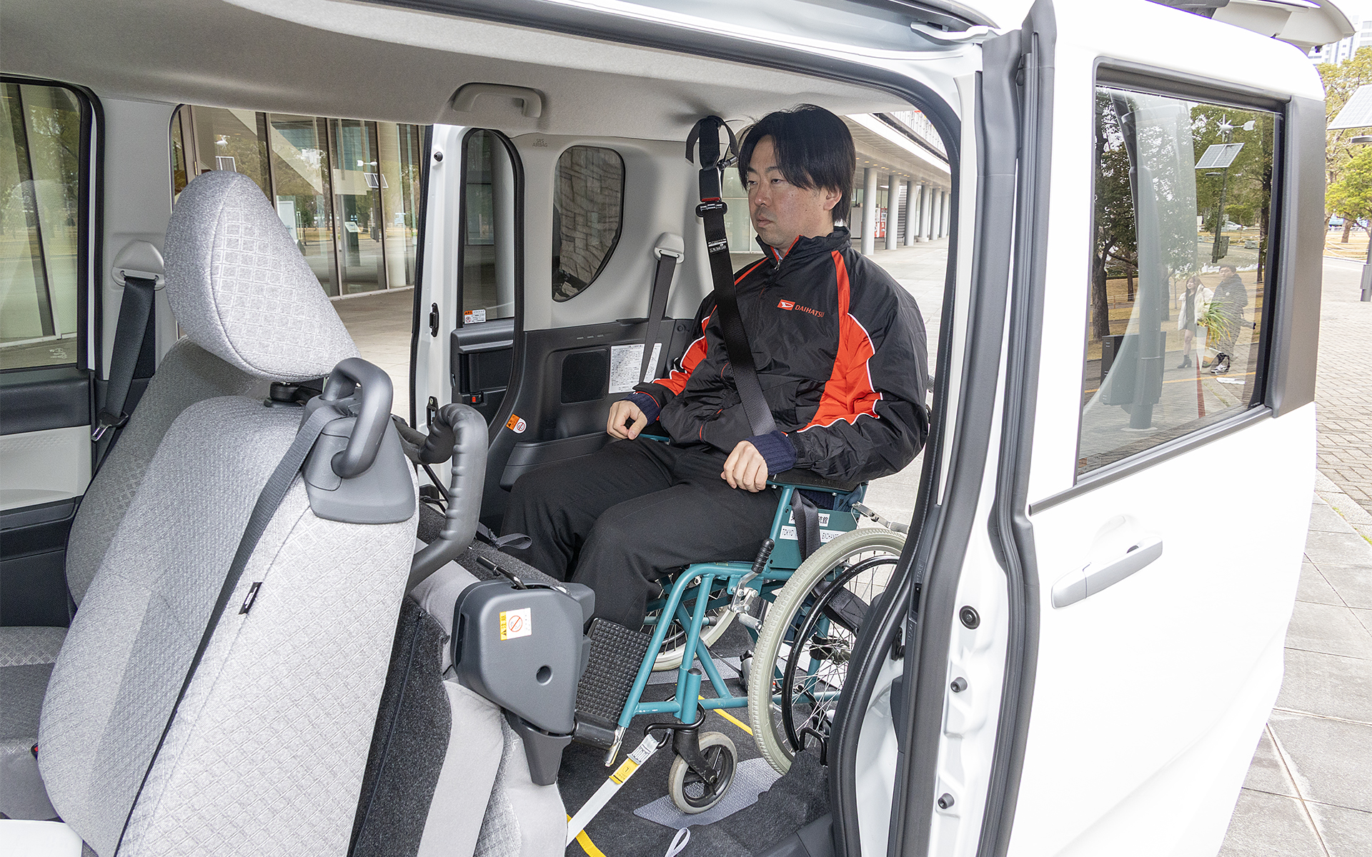 車いす用シートベルトも装備。3点式ELRシートベルトだが、車いすに座った状態でベルトが身体に沿うようにするため肩と腰と別体になっている。画像のような車いすでは、アームレストの下をとおし、車輪のスポークの間をとおすことでベルトが身体に沿うよう締められる