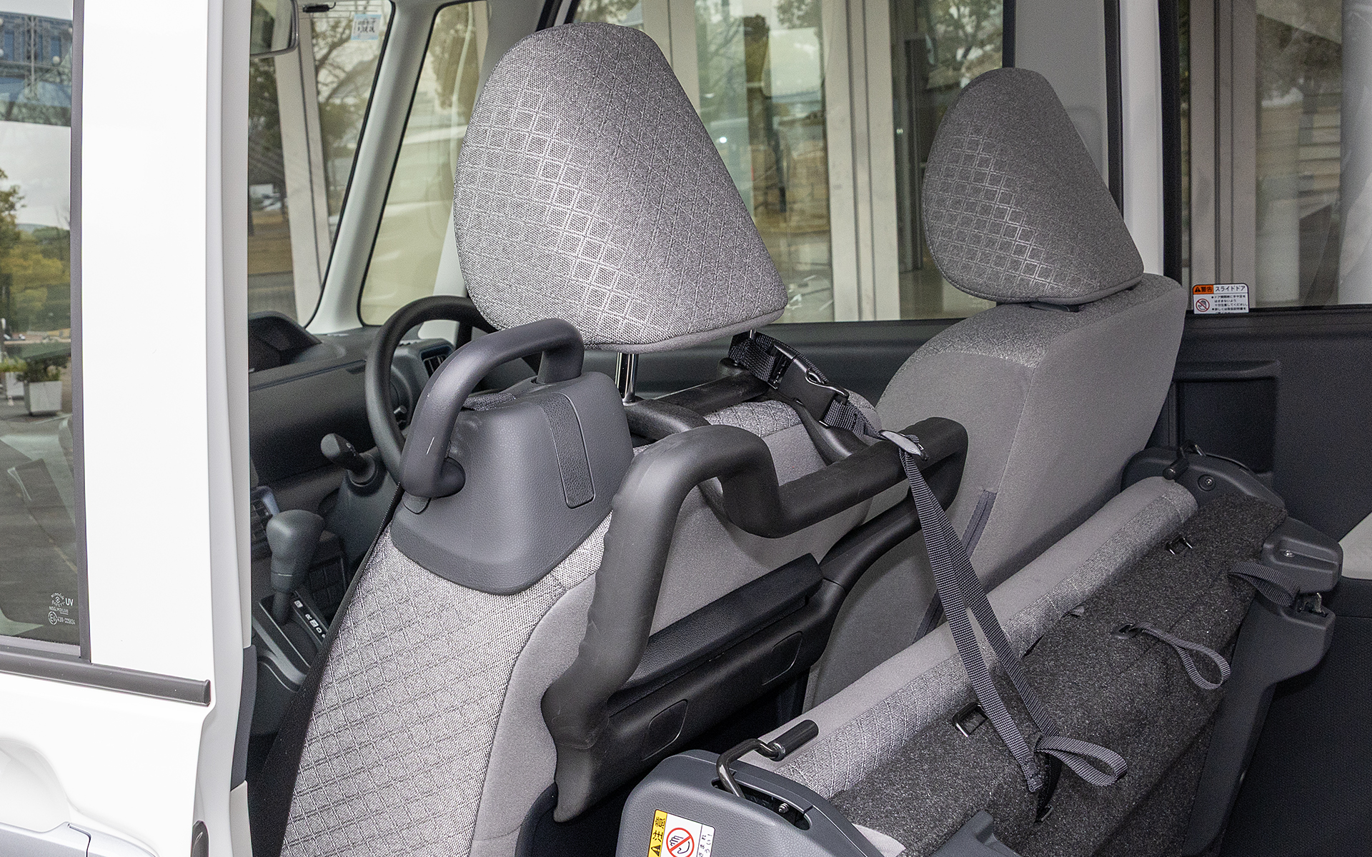 助手席の肩にあるのが通常のグリップで、背面にあるのが追加されたラクスマグリップ（助手席シートバック）