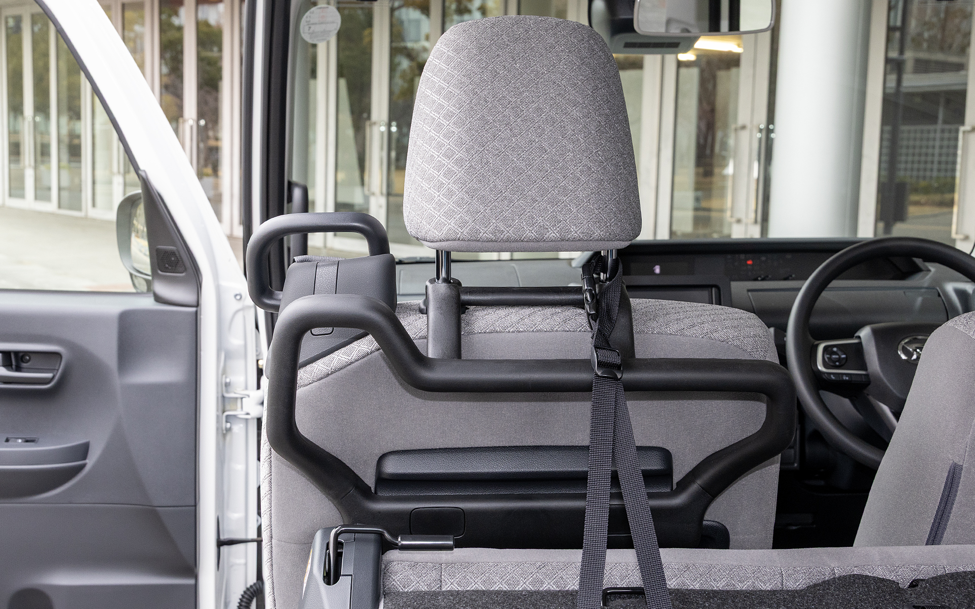 両手でつかまれて体重をかけられる作り。乗り降りのときだけでなく、走行中の身体を支えるためのグリップにもなる。複雑な形状だがこれは実際にお客さまの声を聞いて使い勝手のよさを追求した結果のもの