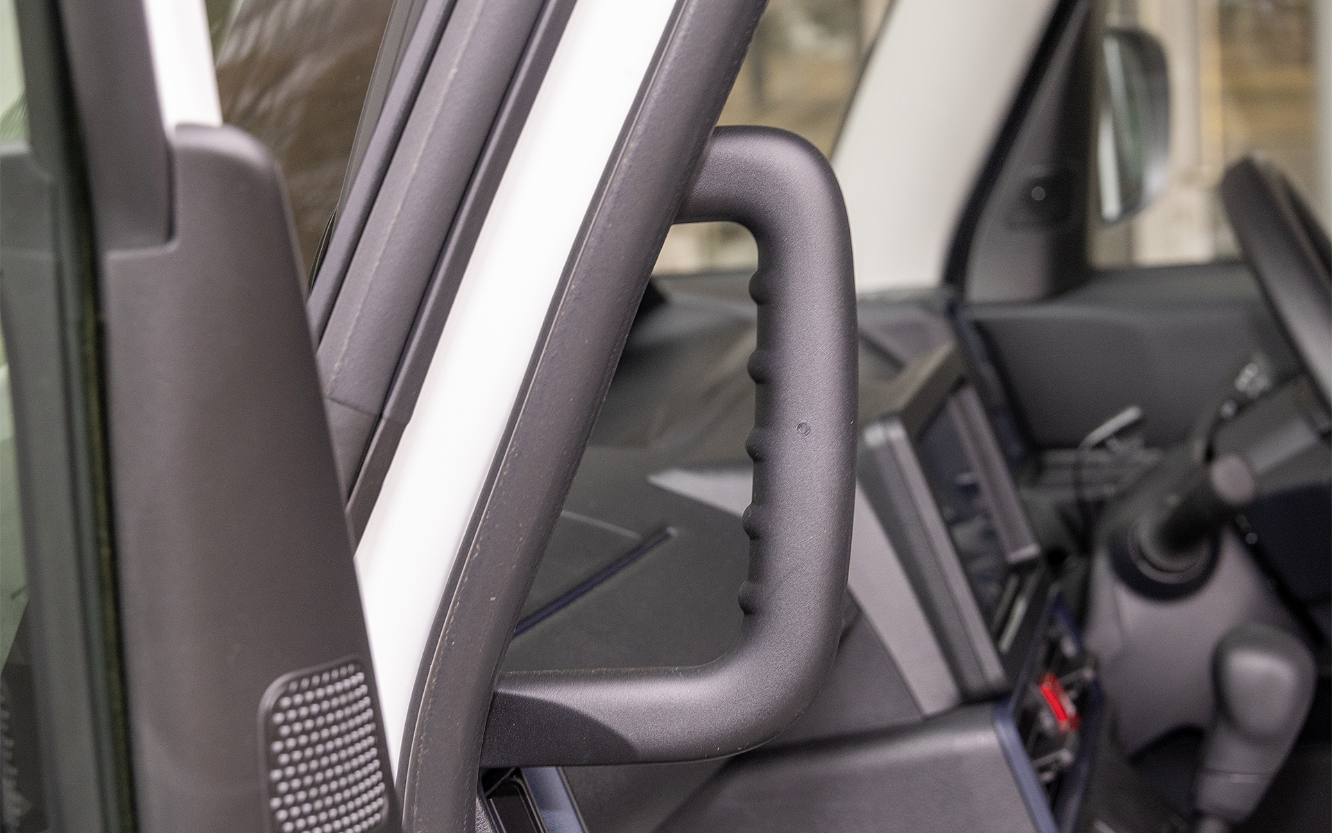 助手席用のラクスマグリップも専用品。背の低い人でも使いやすいようグリップの取り付け位置を低くしつつ大型化。また、握りやすさを追求するために指の裏が当たる凹凸の間隔やサイズまでいろいろ試して形状を決定したというこだわりが詰まった装備だ