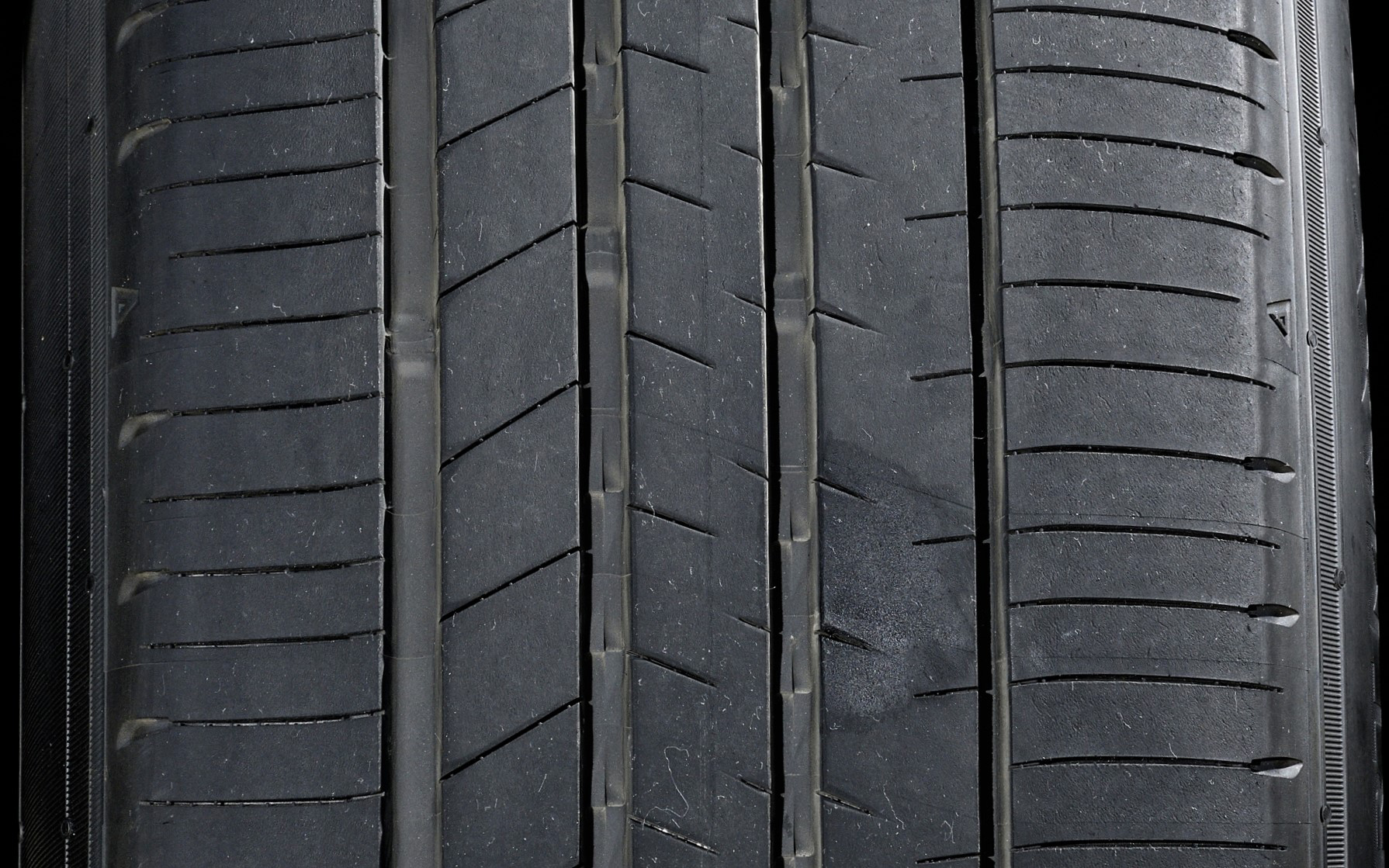 接地面積を増やしたSPORT MAXX専用特殊プロファイル「マックス・ドライバビリティ・テクノロジー」を採用