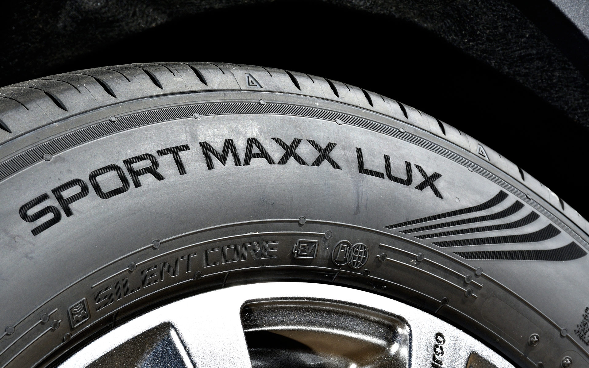 静粛性を表現するべく日本庭園「枯山水」から着想を得たという5本線があしらわれるほか、近年のEV（電気自動車）需要増に対応するため、独自の基準で定めた「EV適応マーク」を初めて刻印した