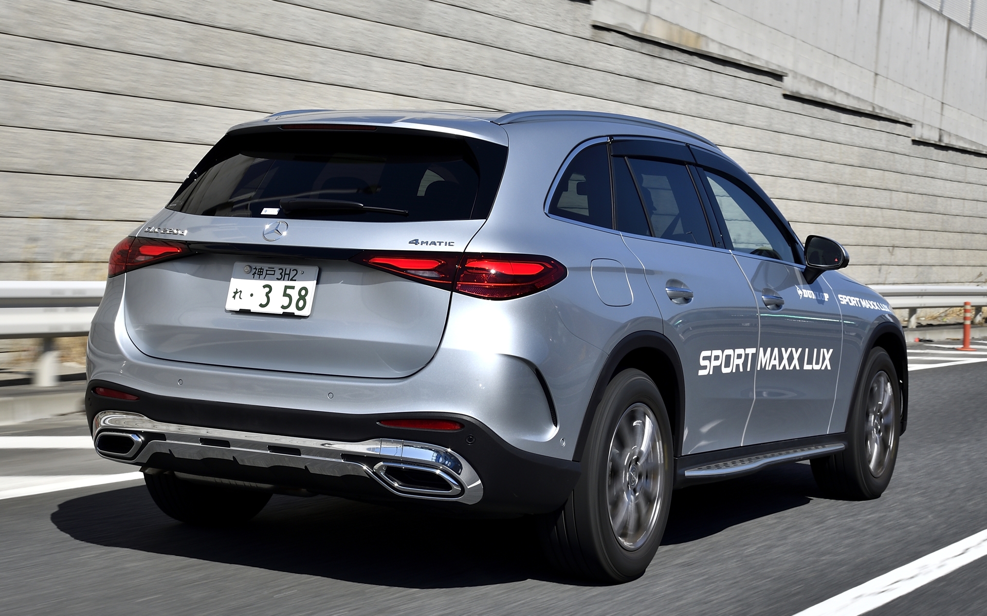 トレッド面に横溝がほとんどなく、センターグルーブに入る横溝も斜めに入れることで静粛性を高めている