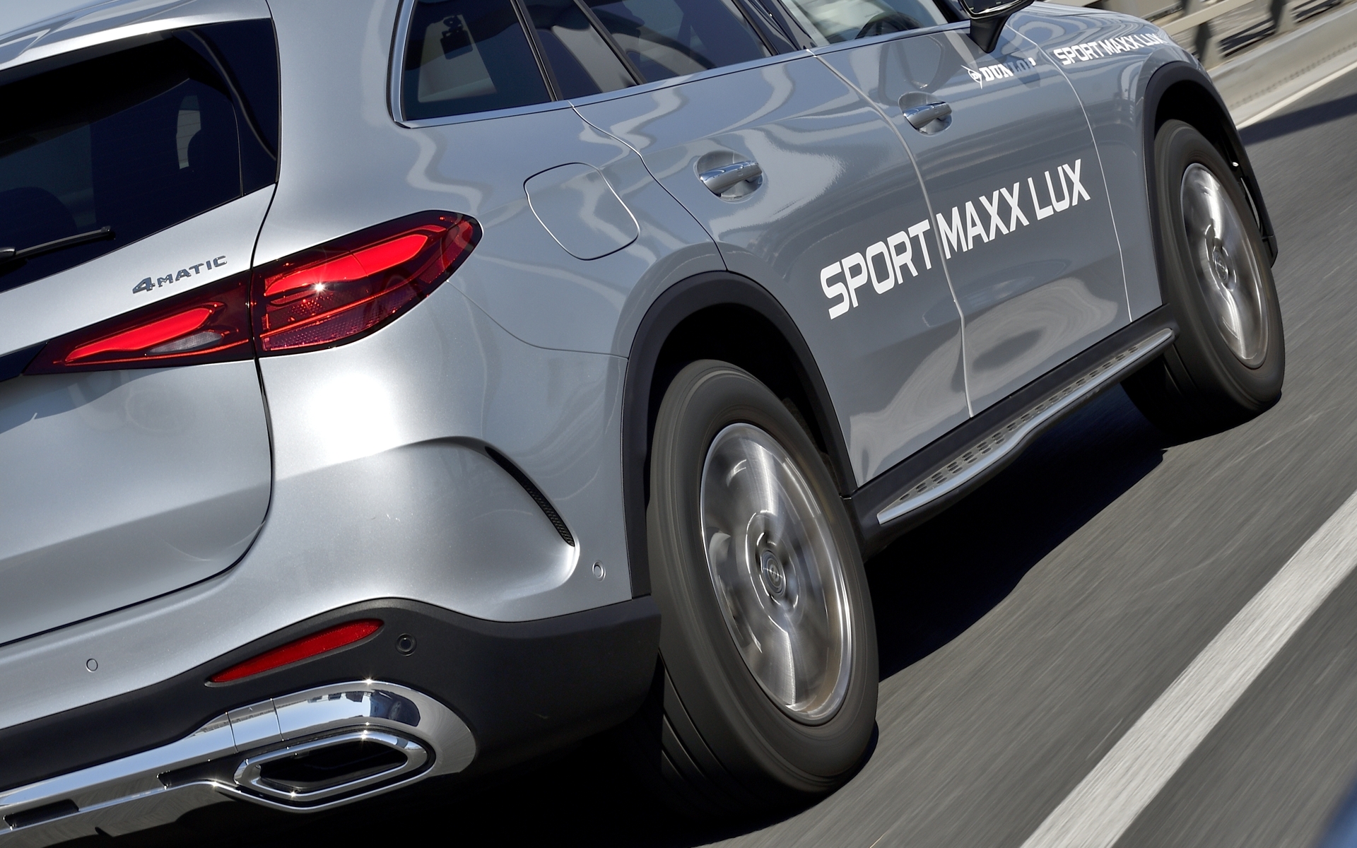 タイヤ表面のパターンをブロックと溝が途切れないように接地する「シームレスグルーブ」デザインにすることで、接地面のブロックが路面を叩くことで発生するパターンノイズを低減。また、主溝内部にスロープを配置する「デュアルスロープ」により、タイヤ溝内の空気振動によって発生するパターンノイズを低減しているという