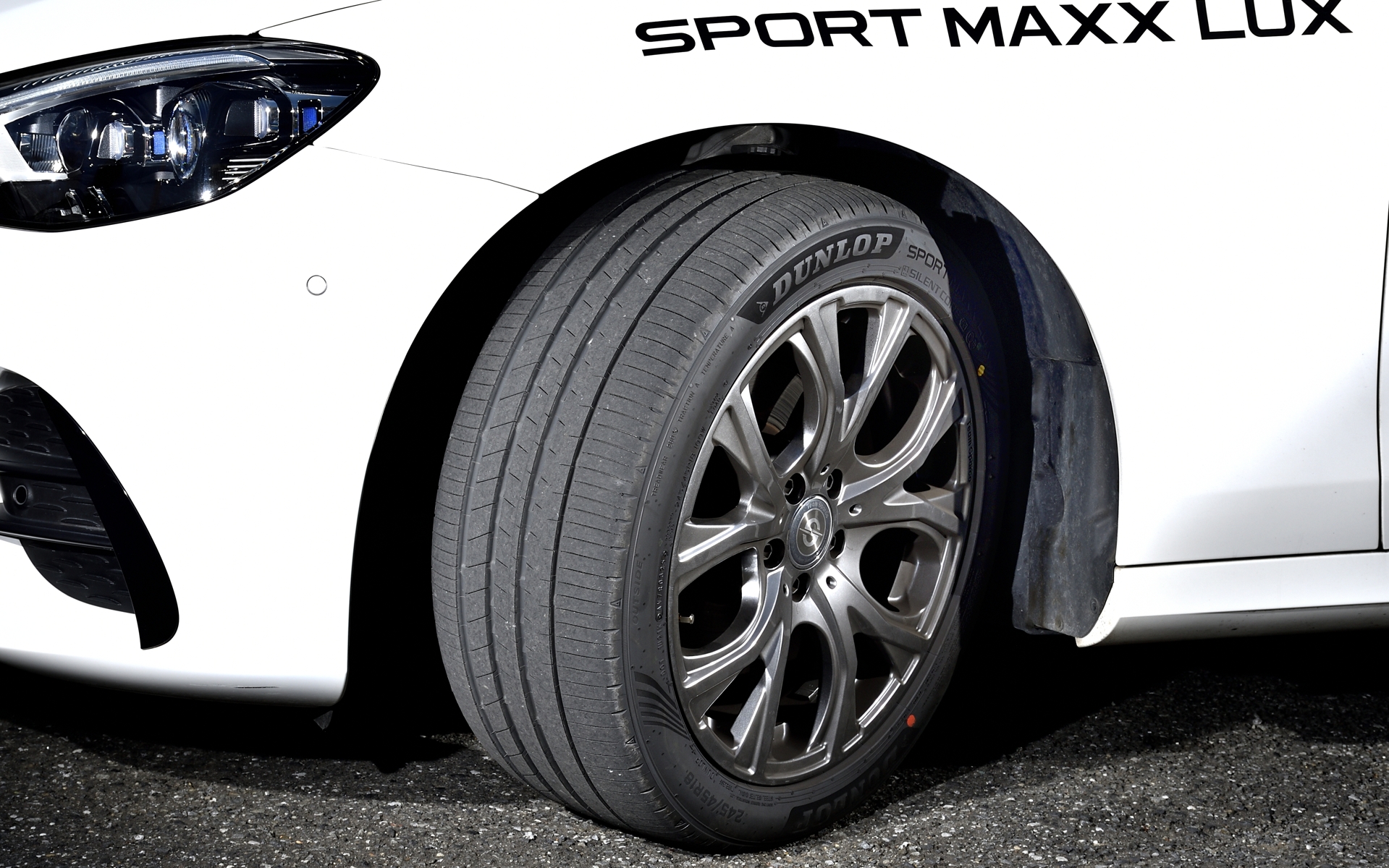 SPORT MAXX LUXは従来品VEURO VE304に対して、パターンノイズを14.9％低減、ロードノイズを8.8％低減させている