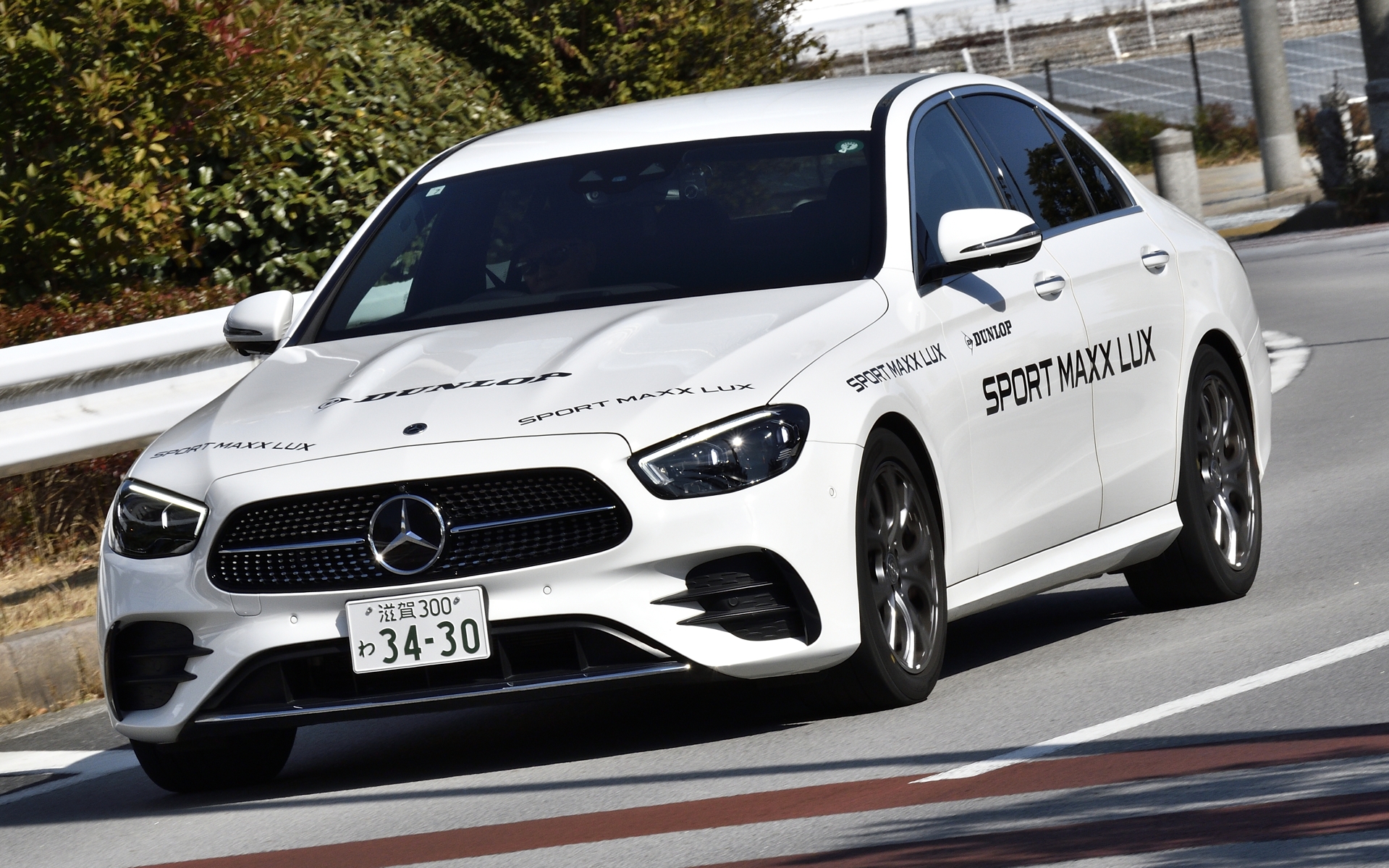 コーナーでは荷重に応じてたわみながらしなやかにグリップする