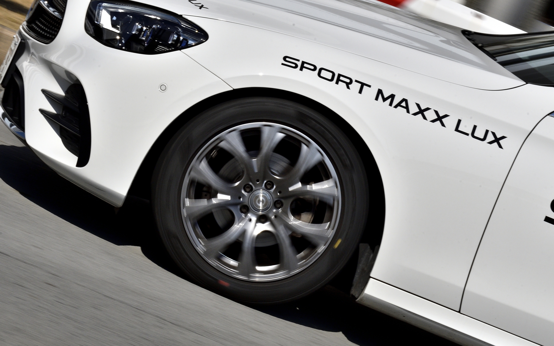 広くした接地面が路面をとらえるので、カーブ走行時により小さな舵角で思い通りの走行が可能