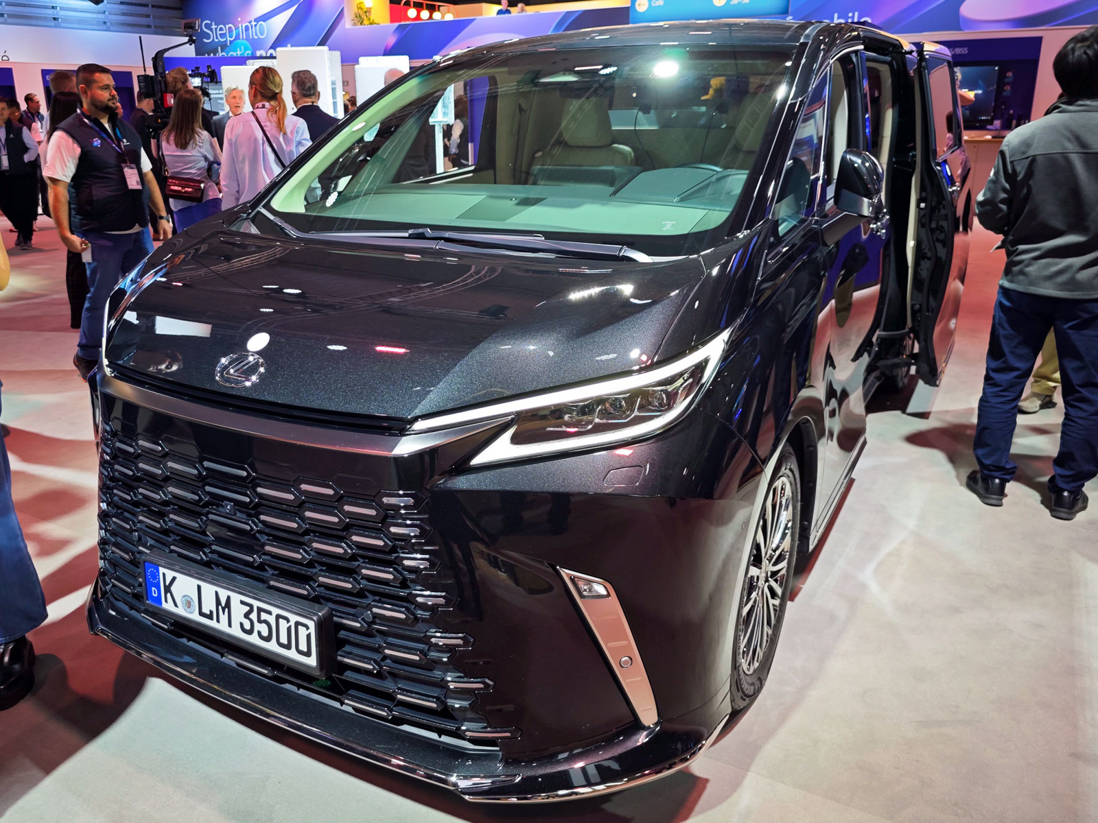 エリクソンのブースに展示されていたデモンストレーション用のレクサス「LM」