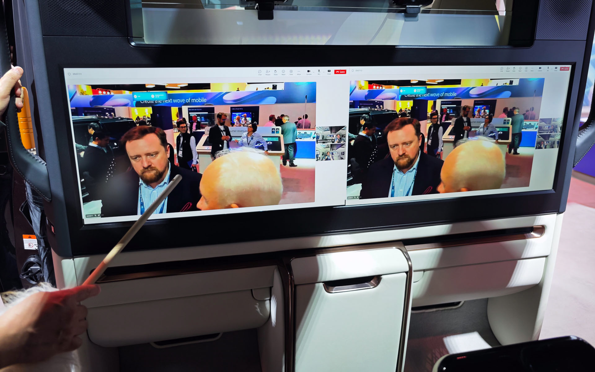 デモ車の室内。左右それぞれにTeamsの画面が表示されており、QoDに対応したほうは必要な通信速度が確保されるので安定して動画が再生されていた