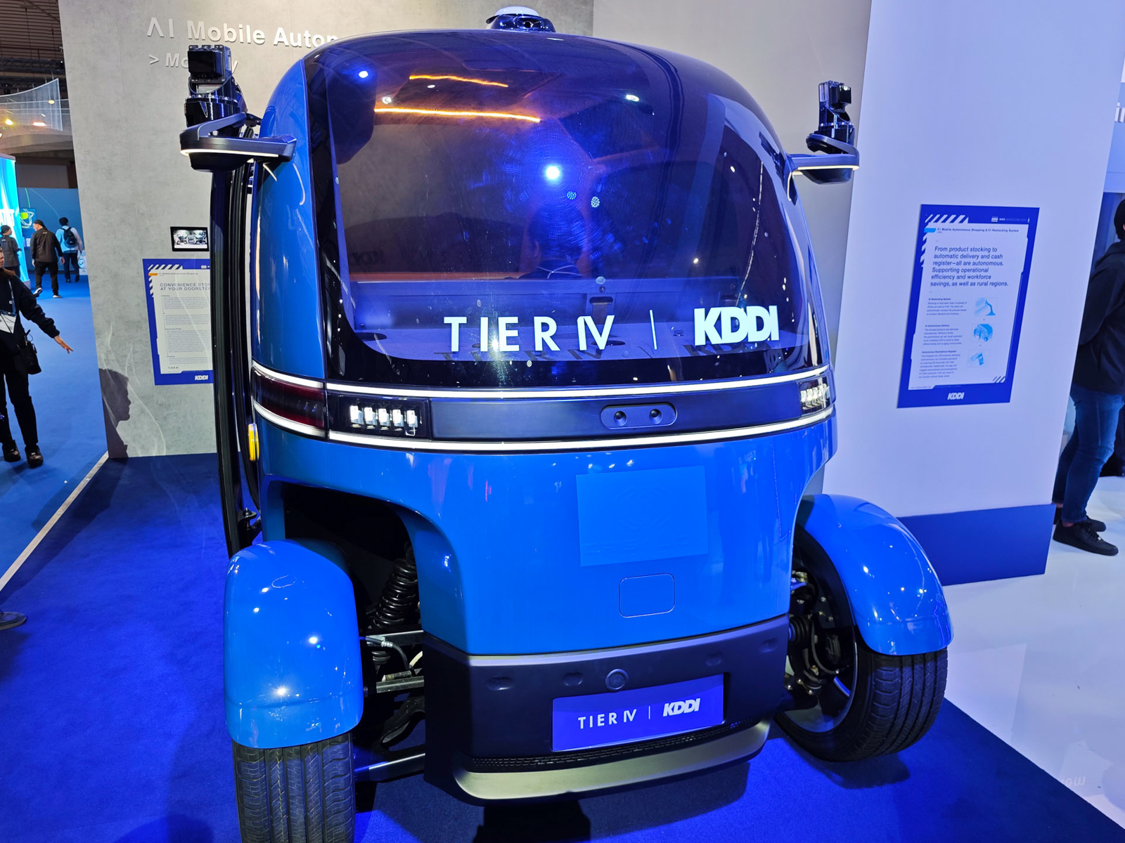 ティアフォーとKDDIが手掛ける「自動運転移動式コンビニ」のコンセプトカー。カメラやセンサーが多数搭載されている