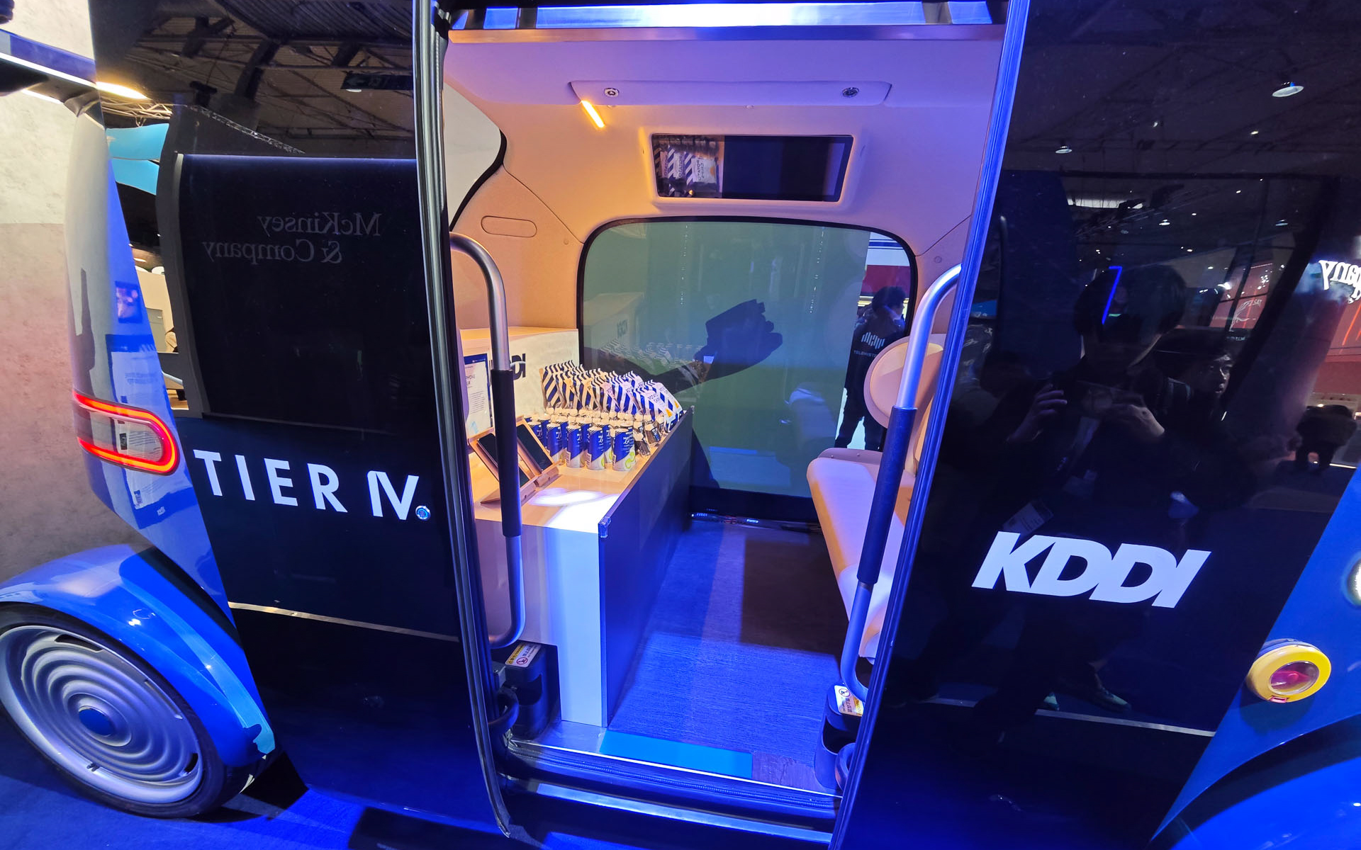 室内にはおにぎりや飲料、決済システムなどが並ぶ