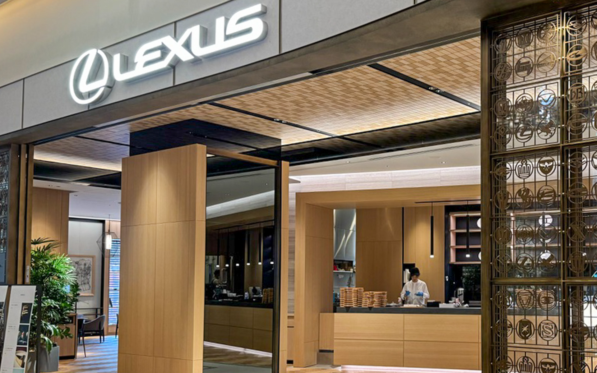 東京ミッドタウン日比谷の1階にある、とっても素敵な「LEXUS MEETS...」のエントランス。右側のたくさんの丸が並んでいる装飾は、すべてエンブレムなんですよ。いくつわかるか、ぜひお試しを