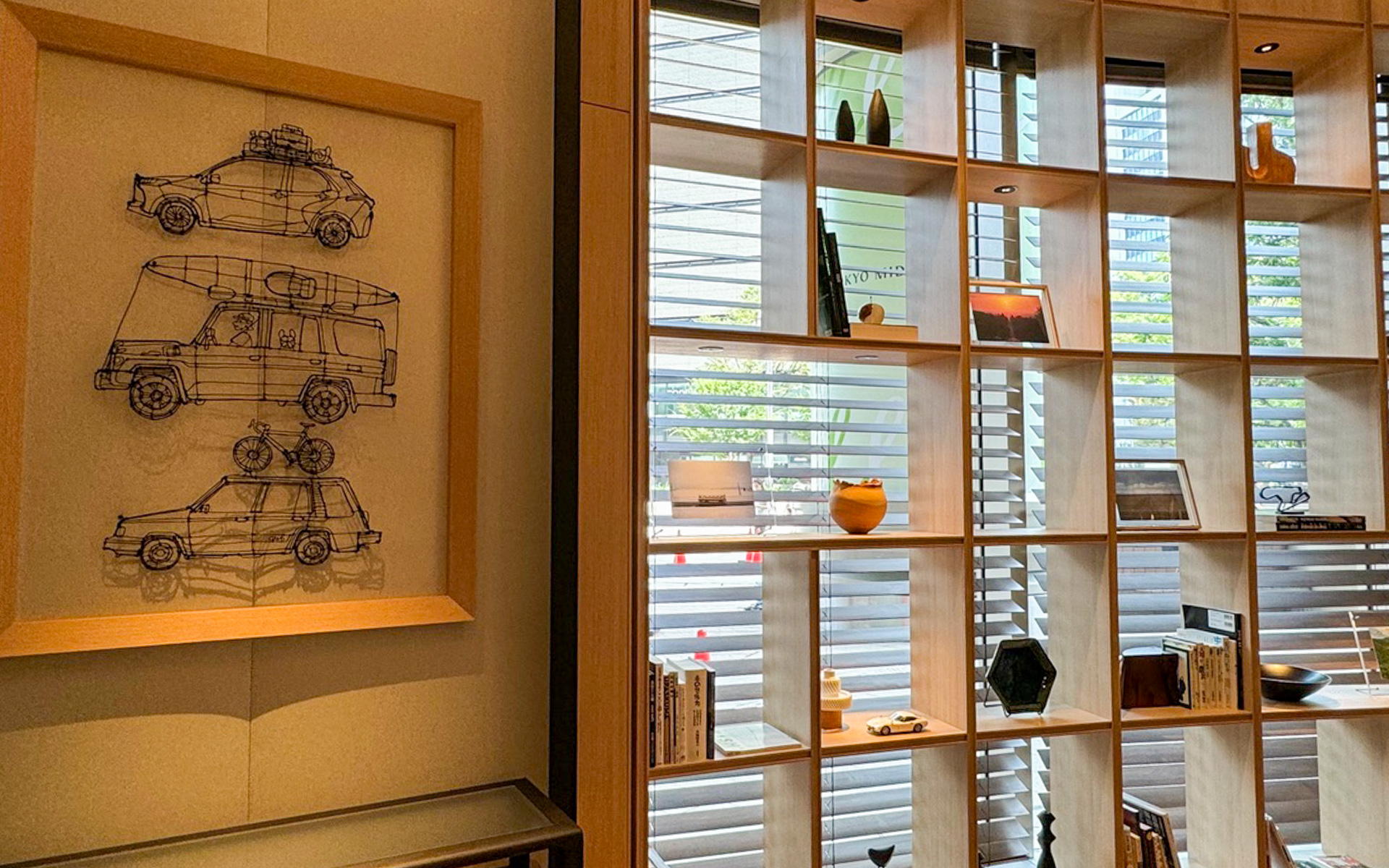 ソファ席の方にさりげなく掛けてあったワイヤーアートは、トヨタ車をモチーフとしたもの。私が大昔に愛車としていた、カリブがあってテンション上がりました！　ほかの2台はなんだかわかりますか？