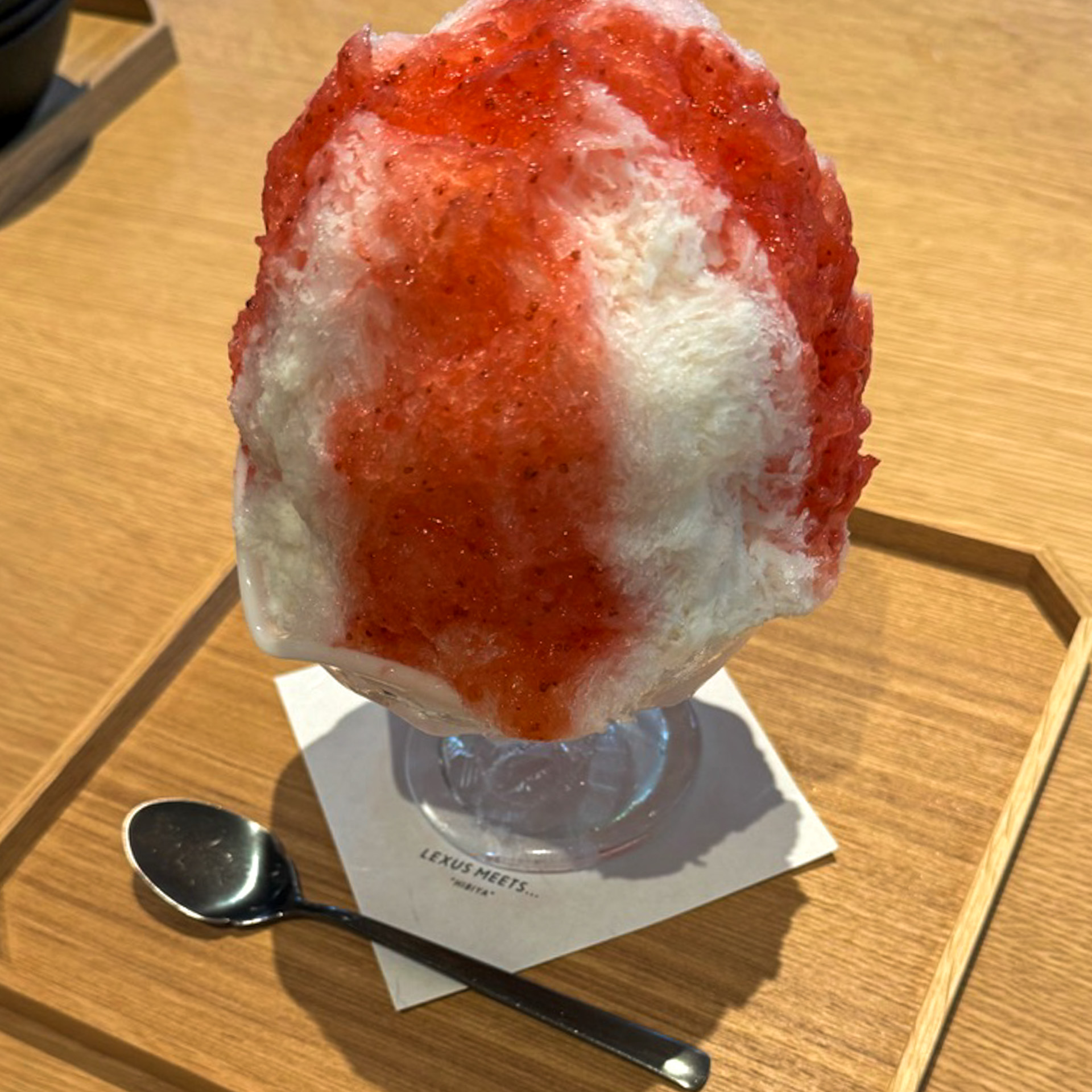 ふわっふわの氷が幾重にも重なって絶妙な口溶けが味わえる、秀月堂監修のかき氷。お味は季節によって変わるのですが、この日はイチゴでした。ほかにも美味しいスイーツがたくさんあって迷います