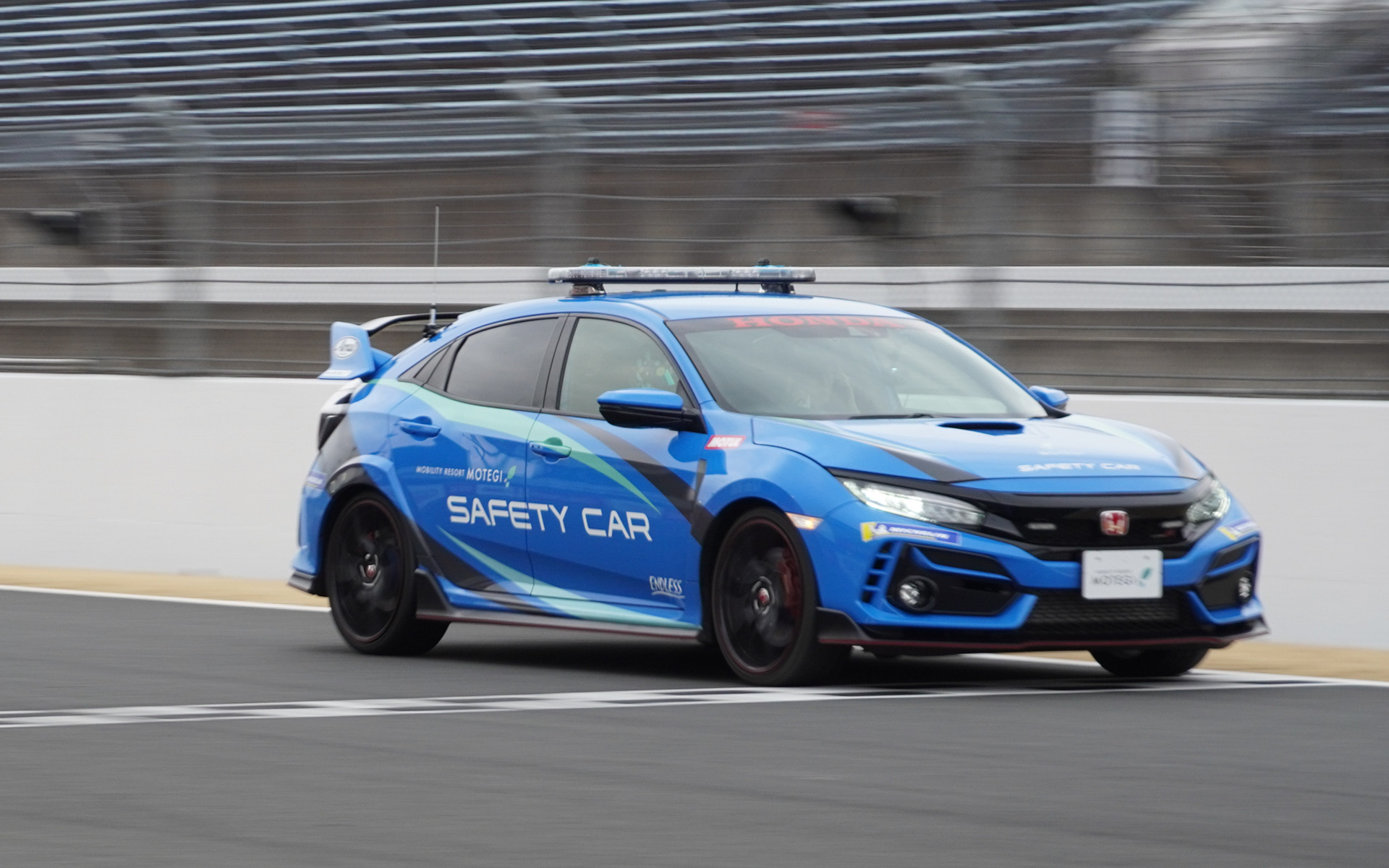 サーキット走行中の車両から高精細・低遅延なオンボード映像を伝送する実証実験を公開