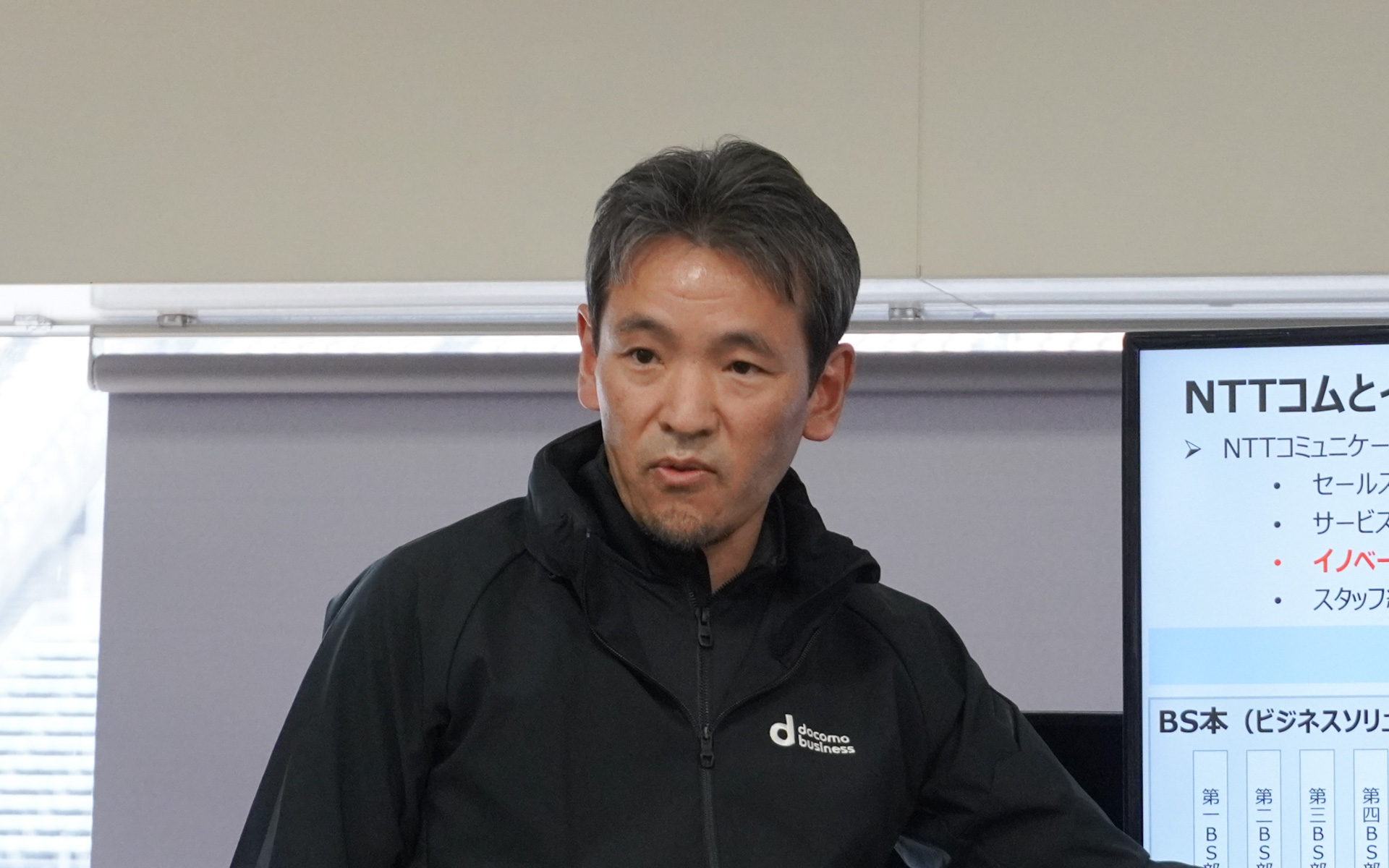 実験の概要を説明するNTTコミュニケーションズ株式会社 イノベーションセンター イノベーションセンター長 友近剛史氏