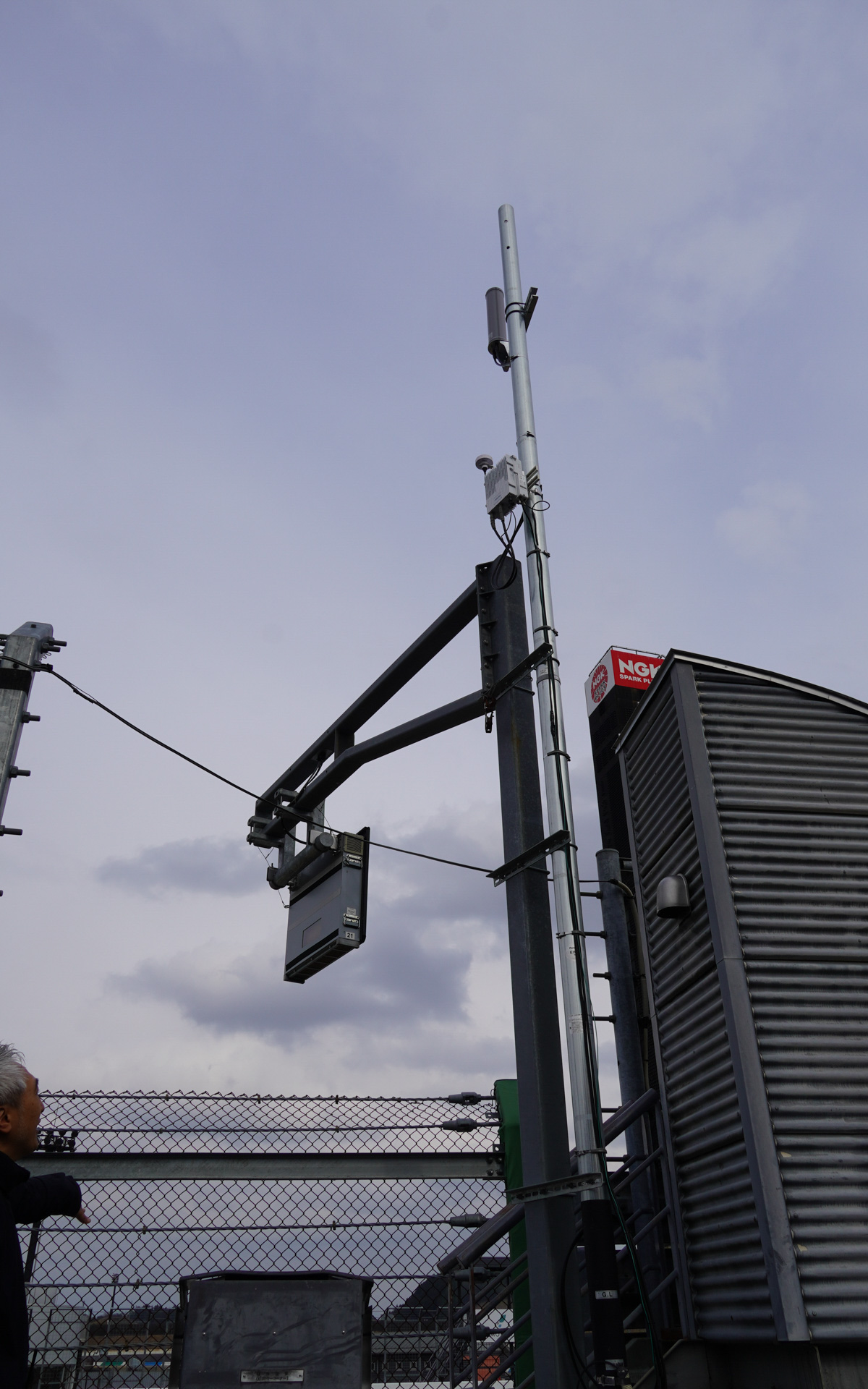 ホームストレート手前のリーダータワー付近の基地局。コース内に絶対に倒れ込まないよう厳重に固定している