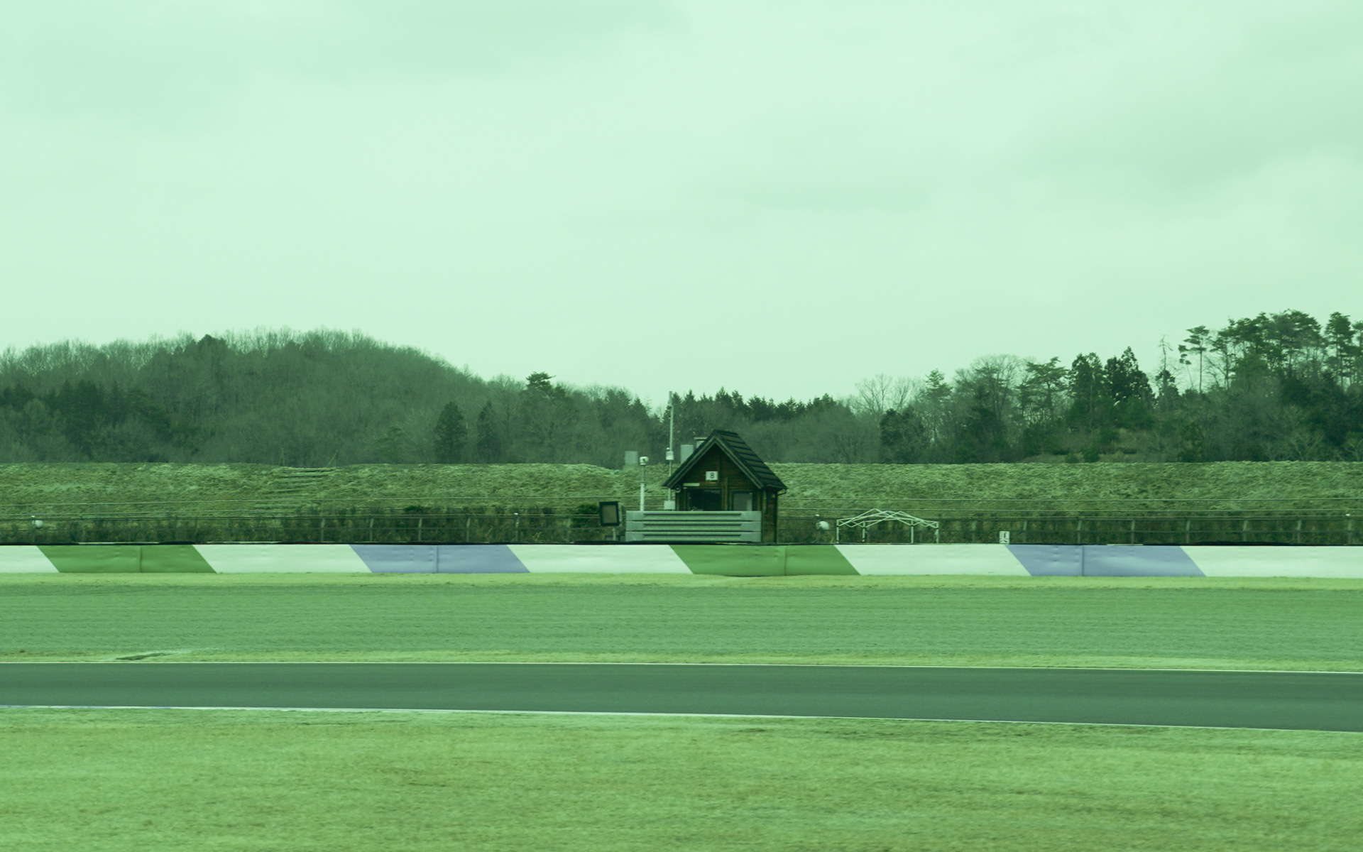 基地局（ガラス越しの撮影）
