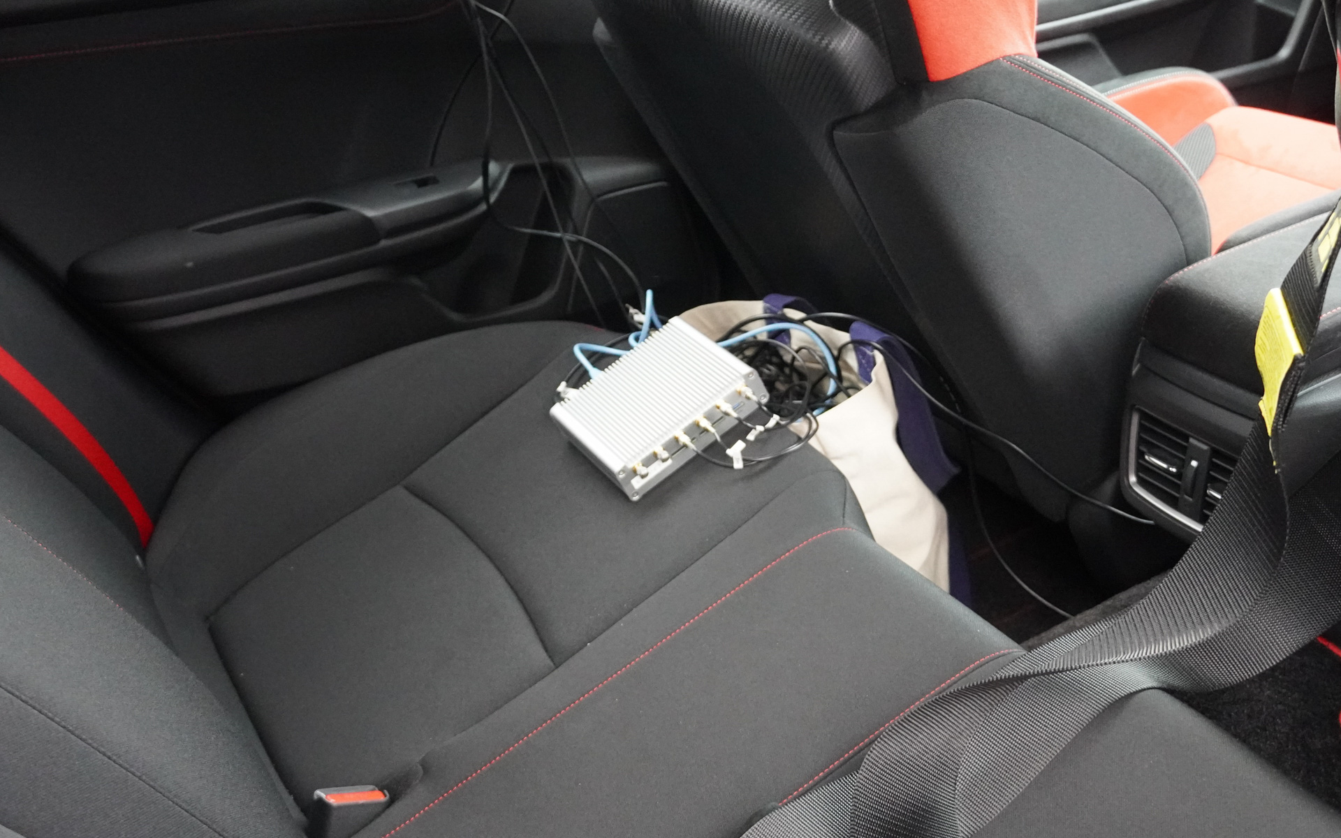 ケーブルを室内に引き込み、コンパクトな通信設備は袋にまとめられる