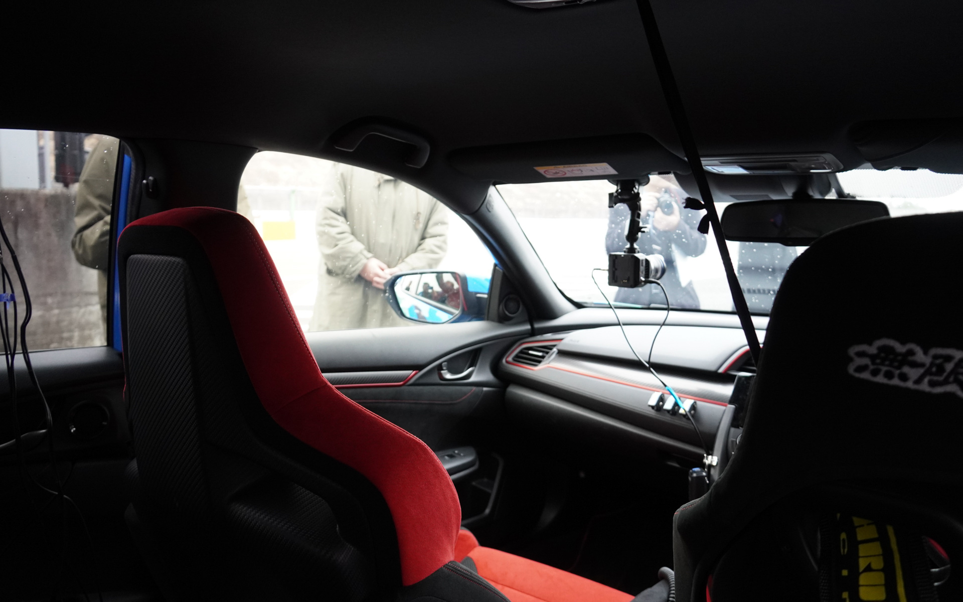 前方向きにカメラを設置