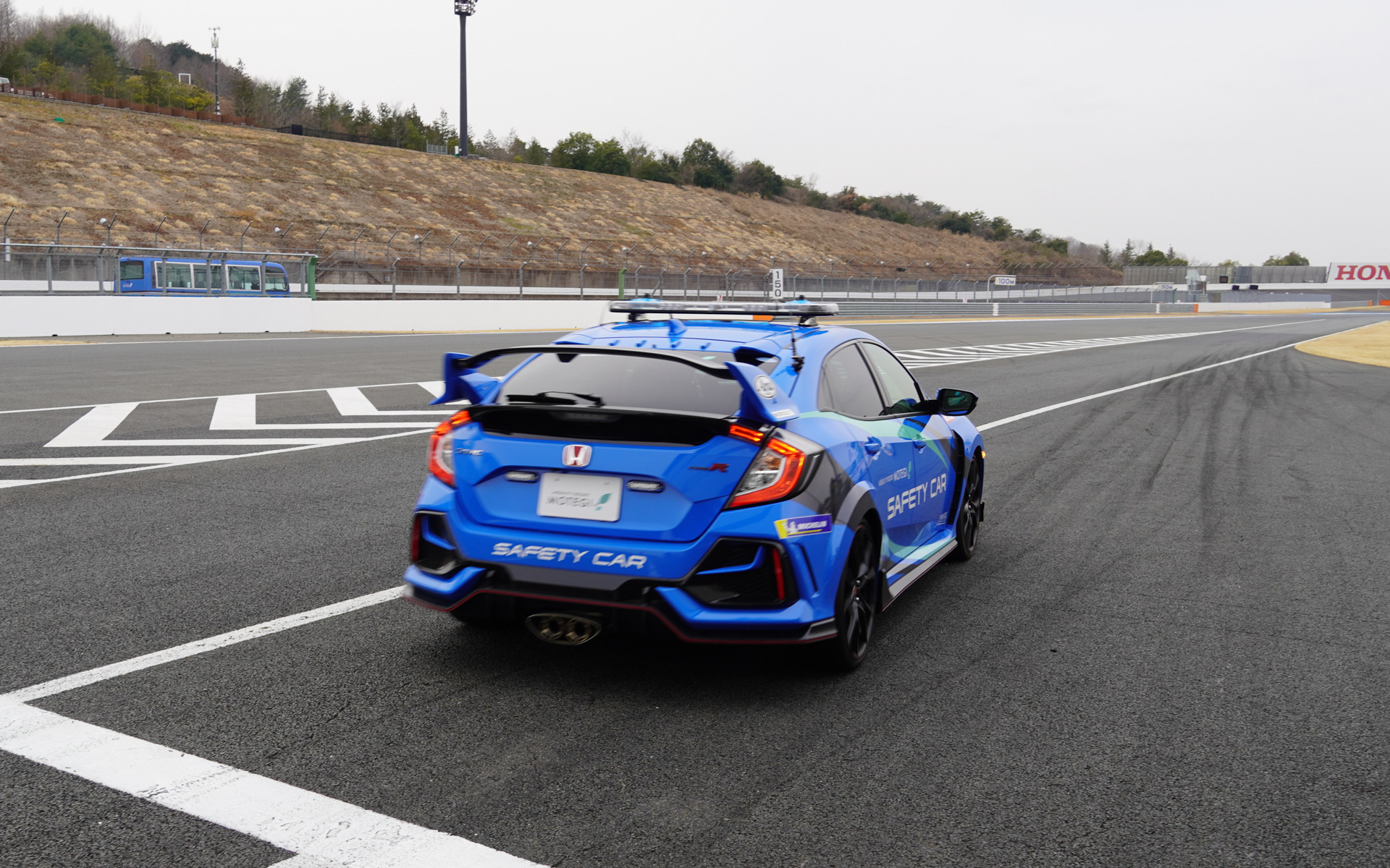 実験スタート、ピットロードからコースに出ていく