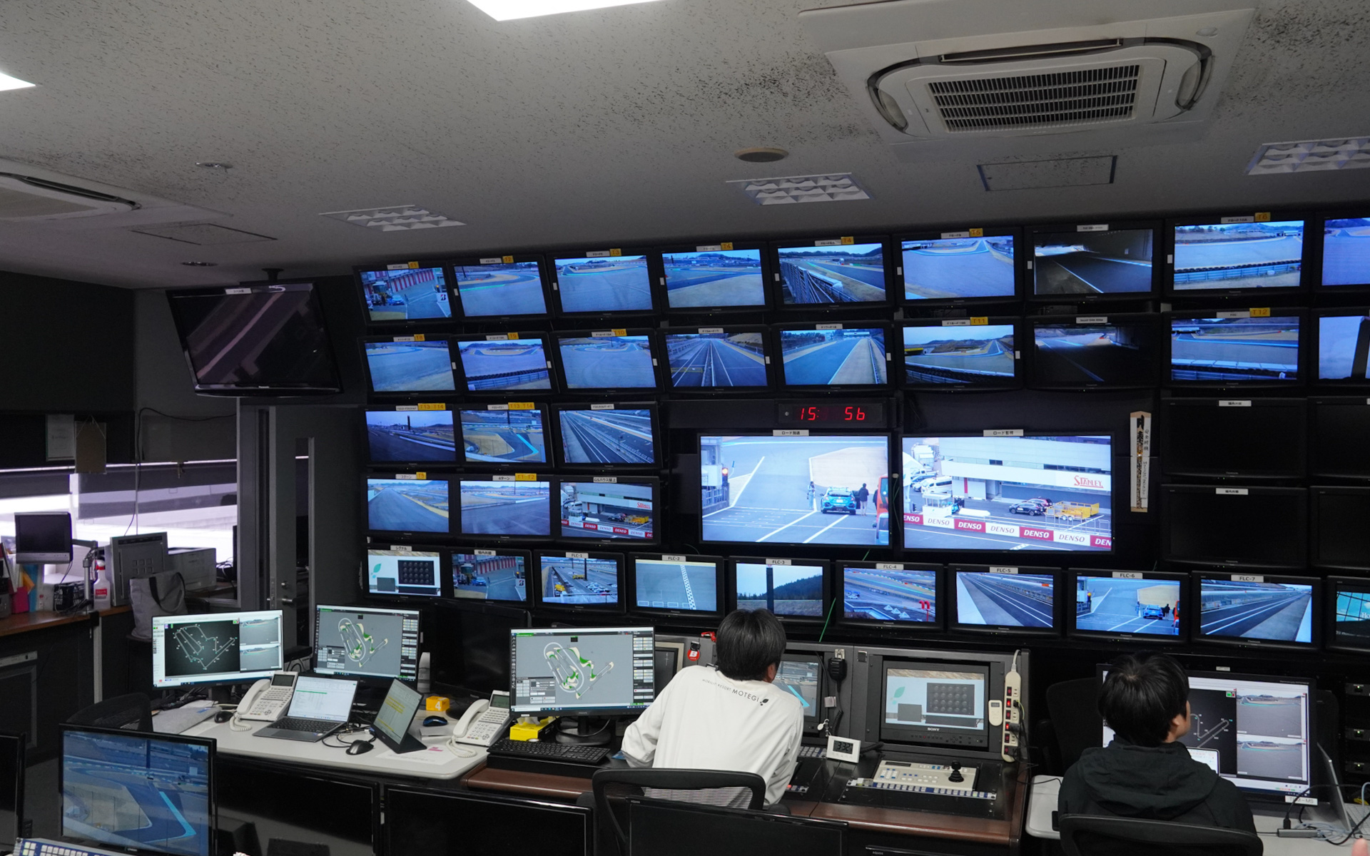 レースコントロールルームでレースカーの様子を確認