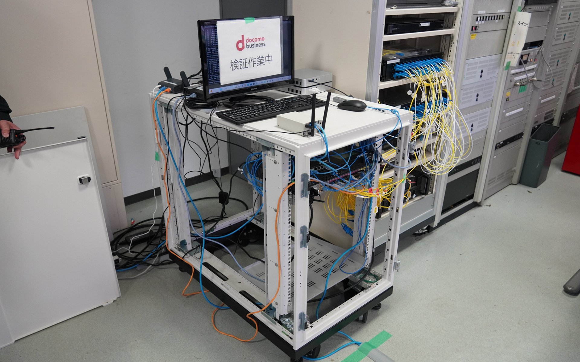 「コア」と呼ばれるローカル5Gの要となる機器が収納されたラック。手前の1つだけで、奥の光ファイバーが多数差し込まれたラックは、モビリティリゾートもてぎがもともと使用している設備