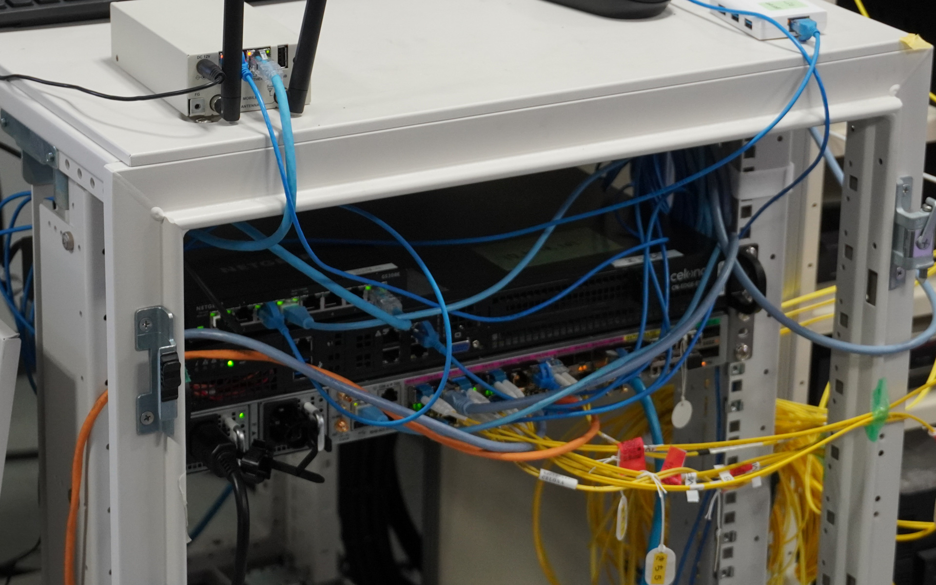 コアはこの中の中央段の右側にある機器。ここまでコンパクトにまとまっている