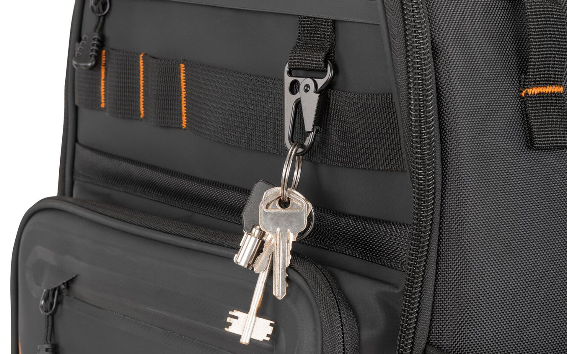 ホルダーや防水・防塵ポケットも完備