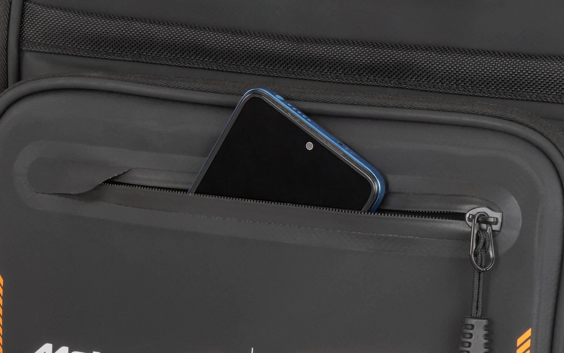 ホルダーや防水・防塵ポケットも完備