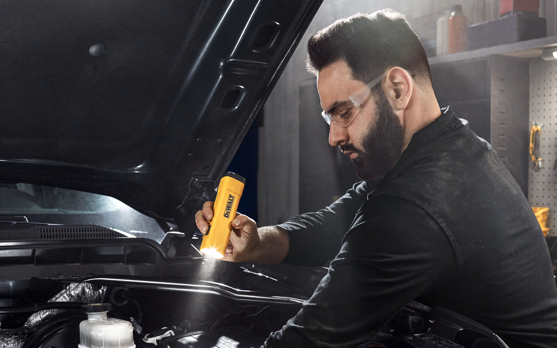 手に持って使ったり、鉄板に強力マグネットで固定して使うこともできる