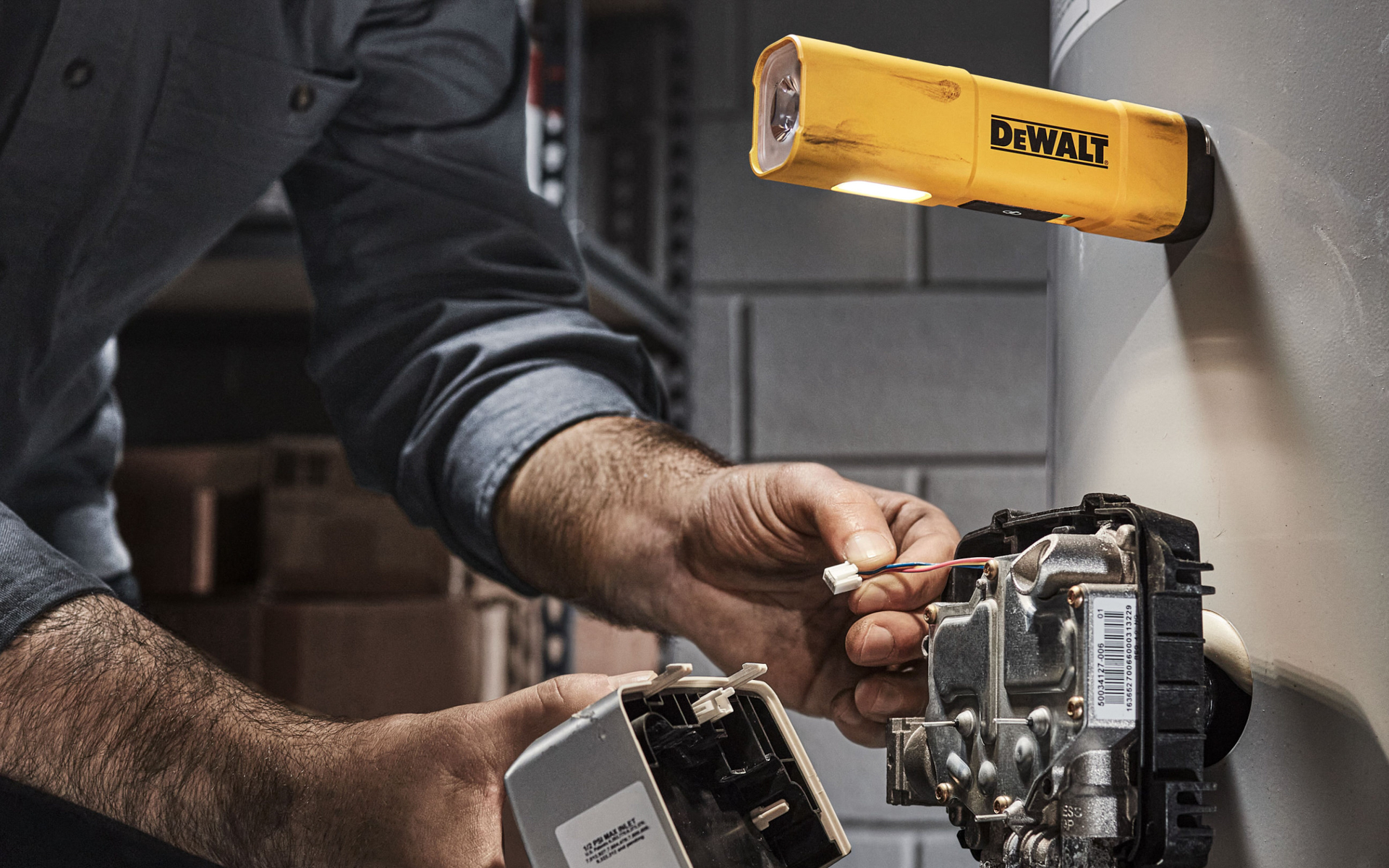 手に持って使ったり、鉄板に強力マグネットで固定して使うこともできる