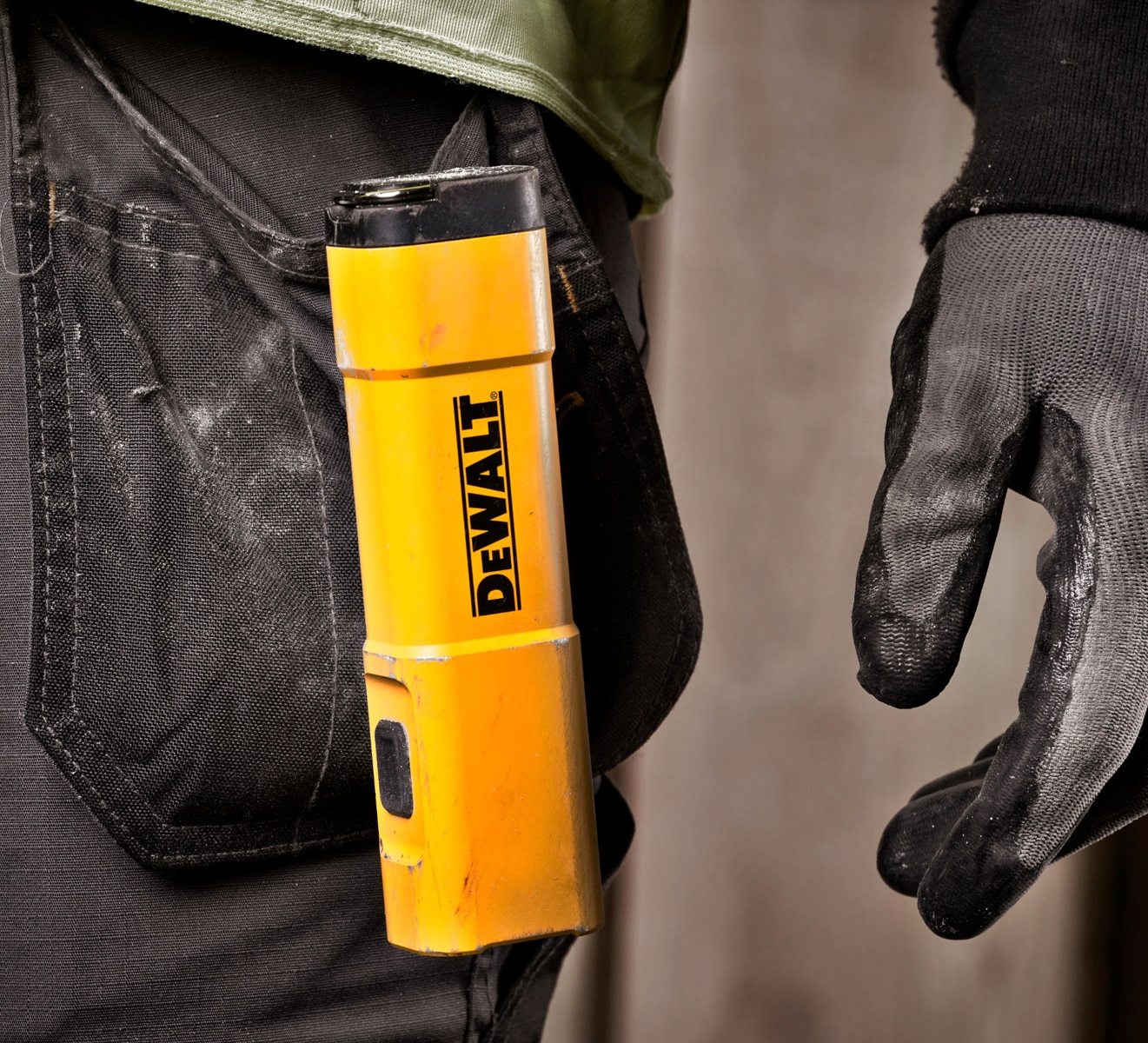 ベルトフックでポケットやベルトに引っかけられる