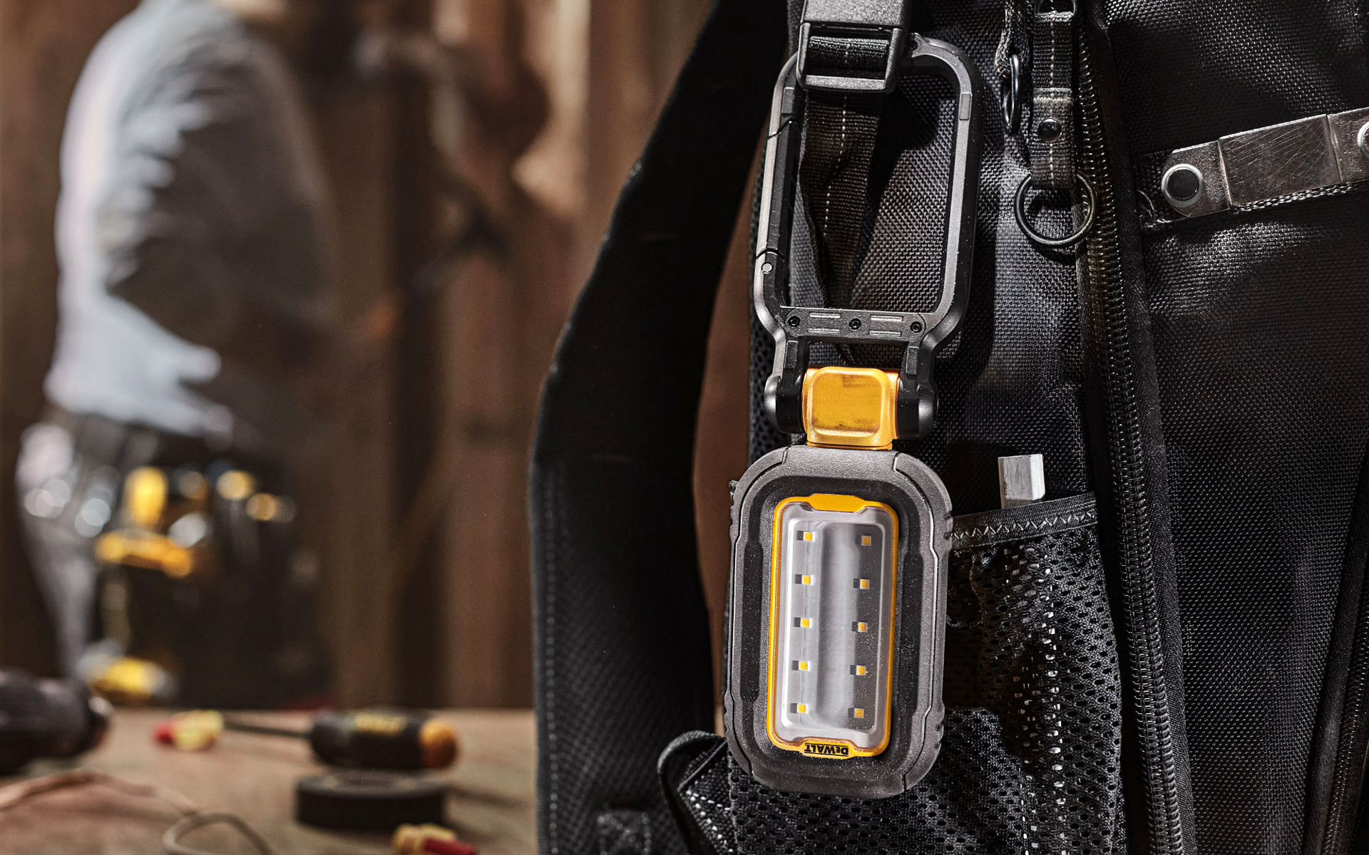 マグネット付きカラビナを備える