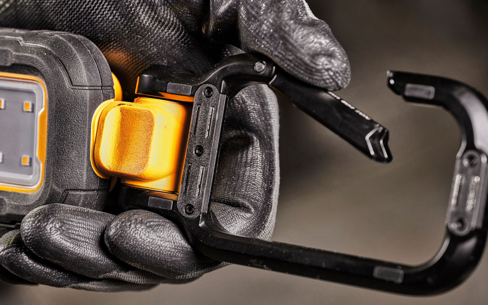 マグネット付きカラビナを備える