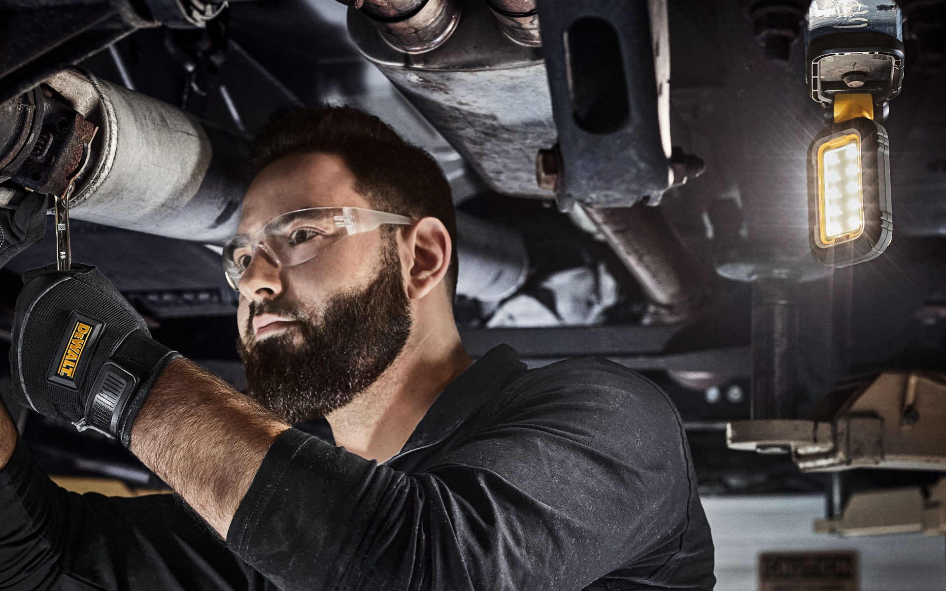 ガレージでのメンテナンスだけでなくアウトドアや災害時にも便利