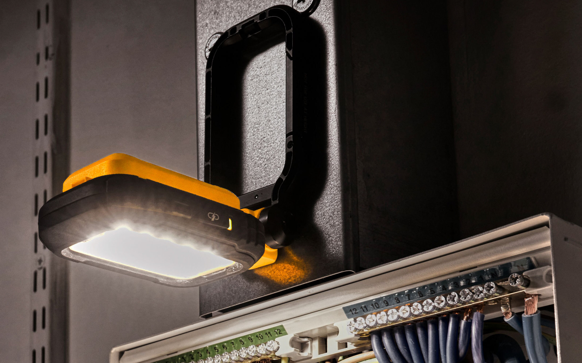 照度は1000/500/250ルーメンの3段階に調整できる