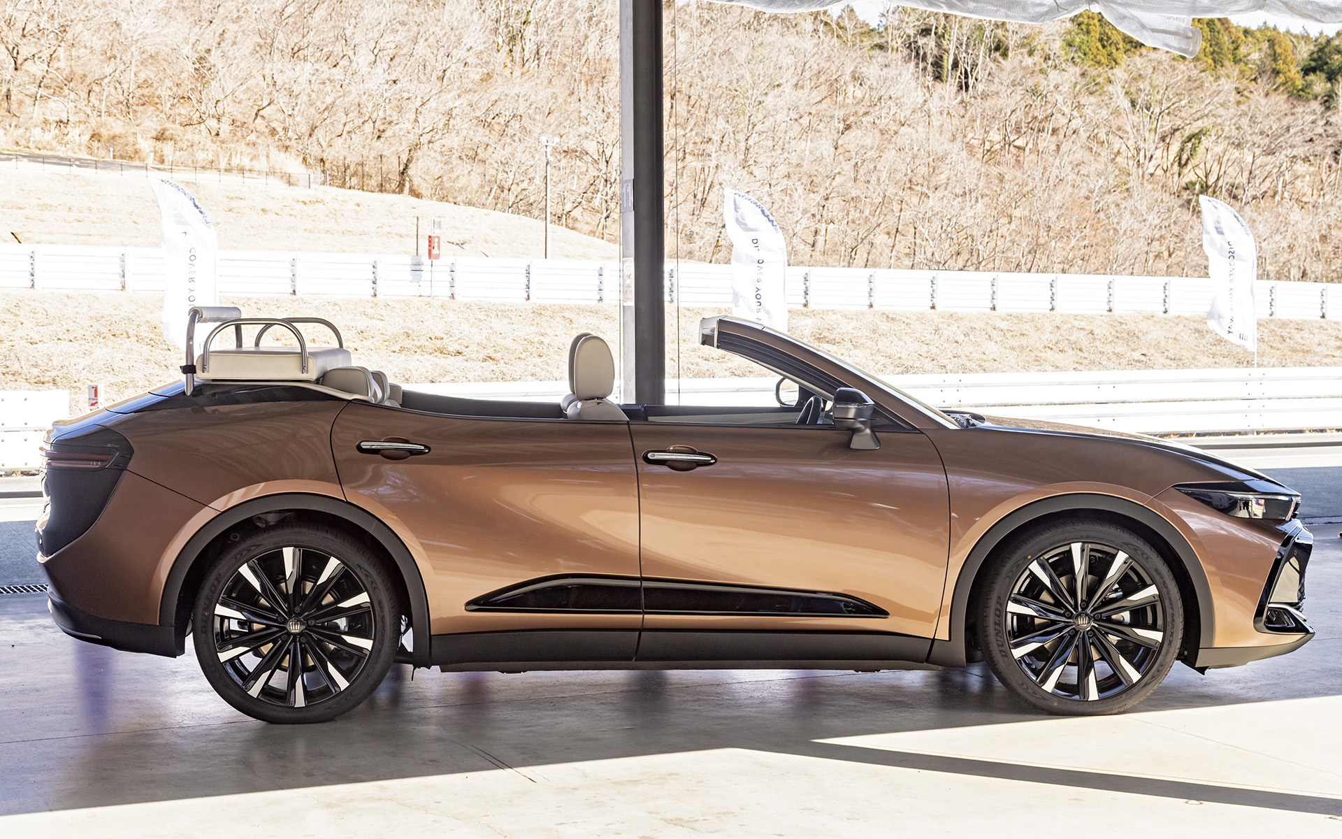 クロスオーバーベースのオープンパレードカーのリアは、高い位置に座ることが可能になっている