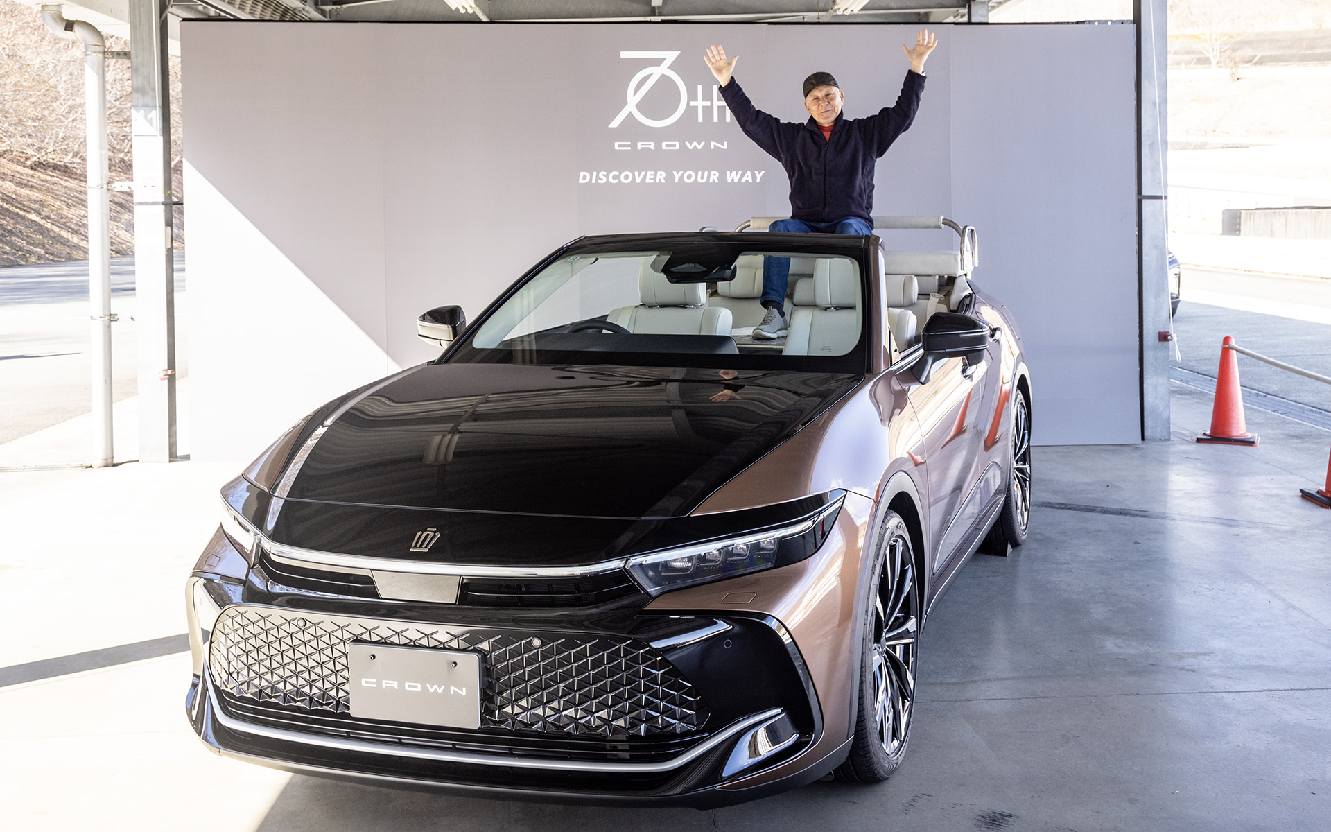 座ってもよいとのことで、座ってみた。思ったより高い位置に着座するので、パレード時には注意したい