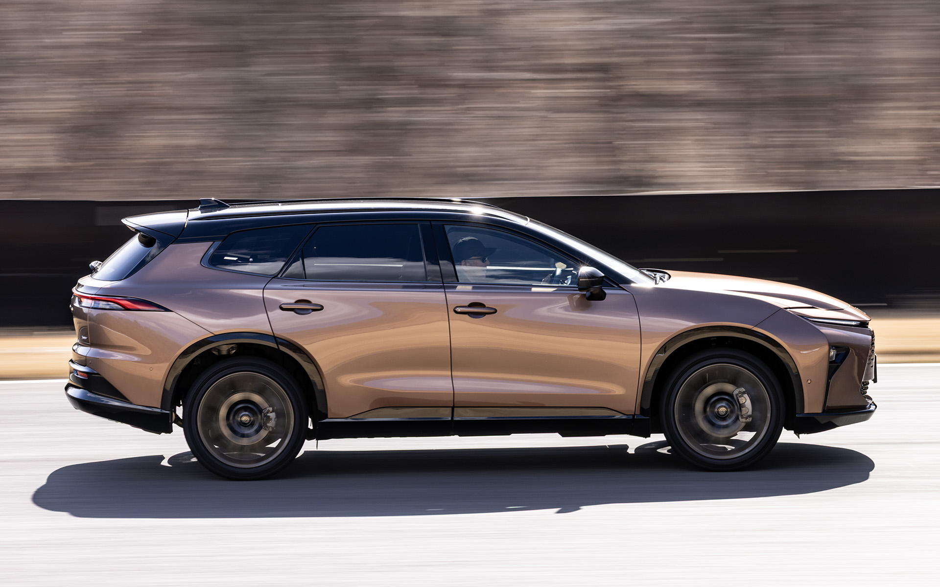 エステートモデルらしいサイドシルエット。Lクラスワゴンならではの高級感がある